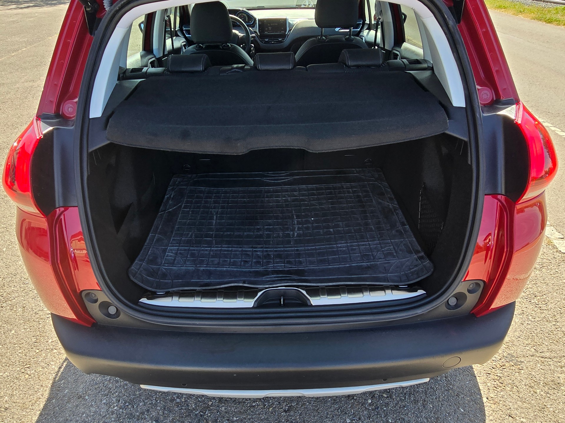 PEUGEOT 2008 1.2 PureTech Allure EAT6-image-8