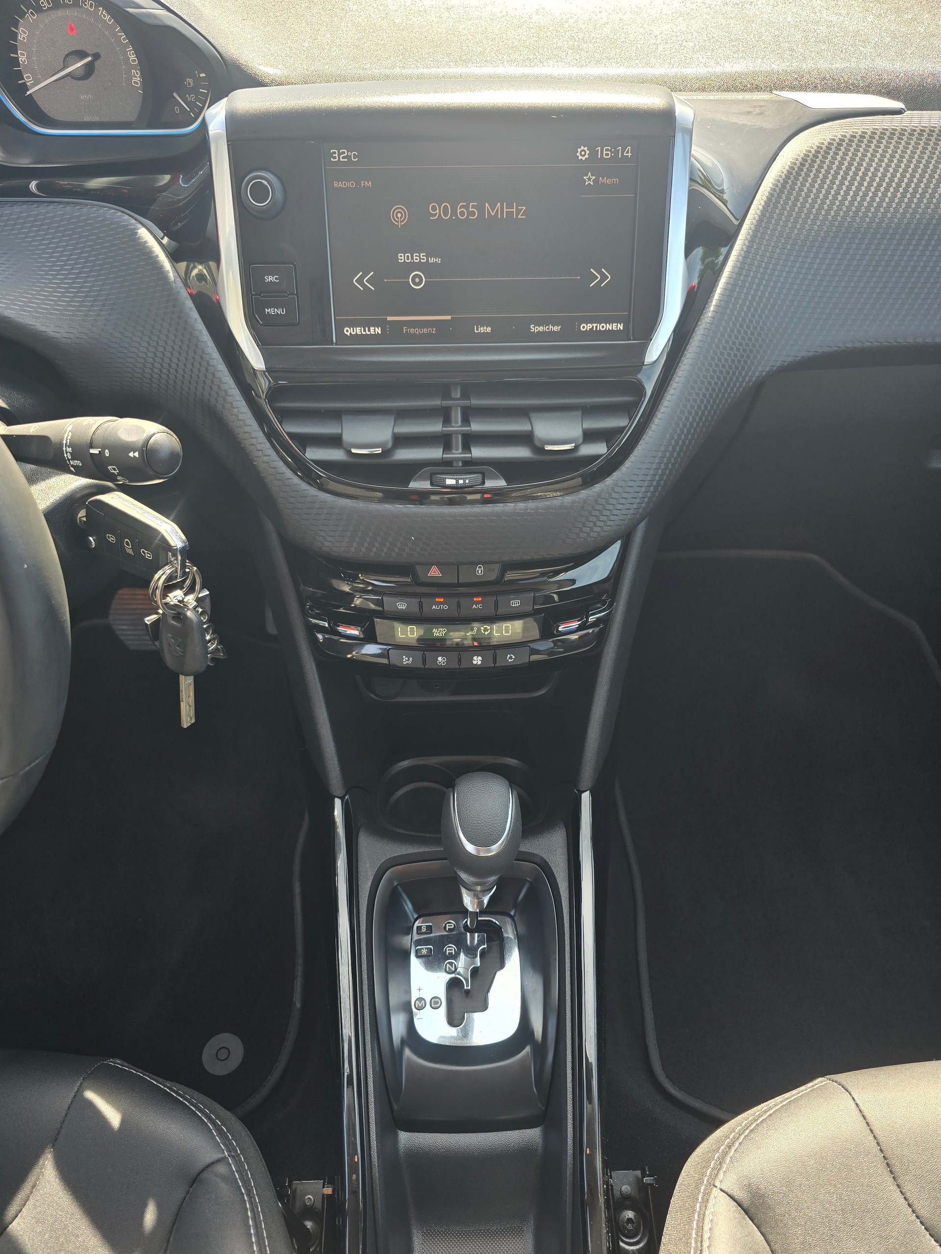 PEUGEOT 2008 1.2 PureTech Allure EAT6-image-9