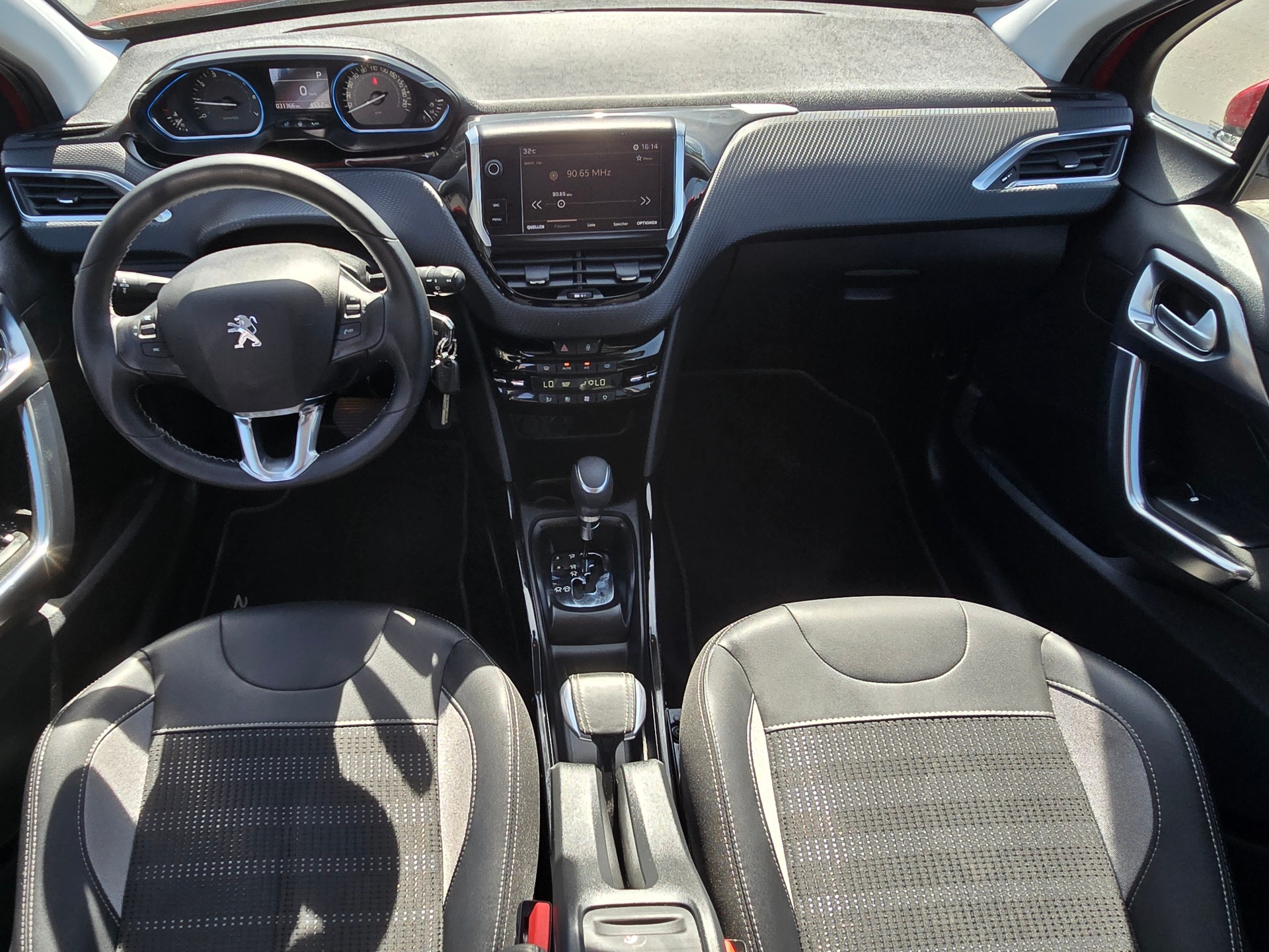 PEUGEOT 2008 1.2 PureTech Allure EAT6-image-10