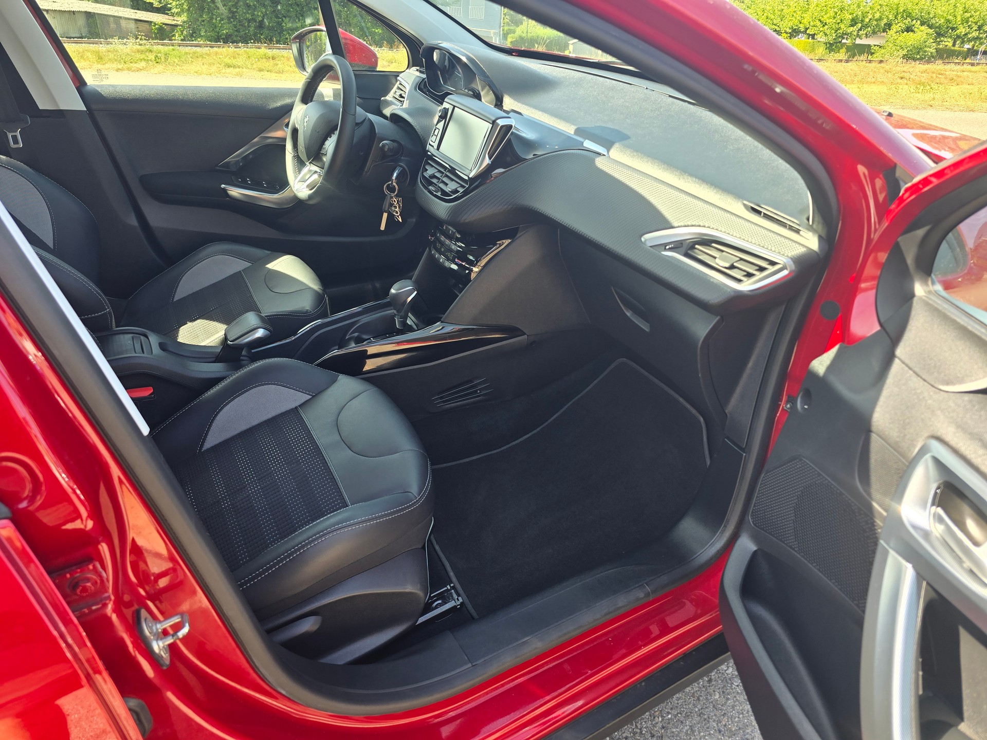 PEUGEOT 2008 1.2 PureTech Allure EAT6-image-6