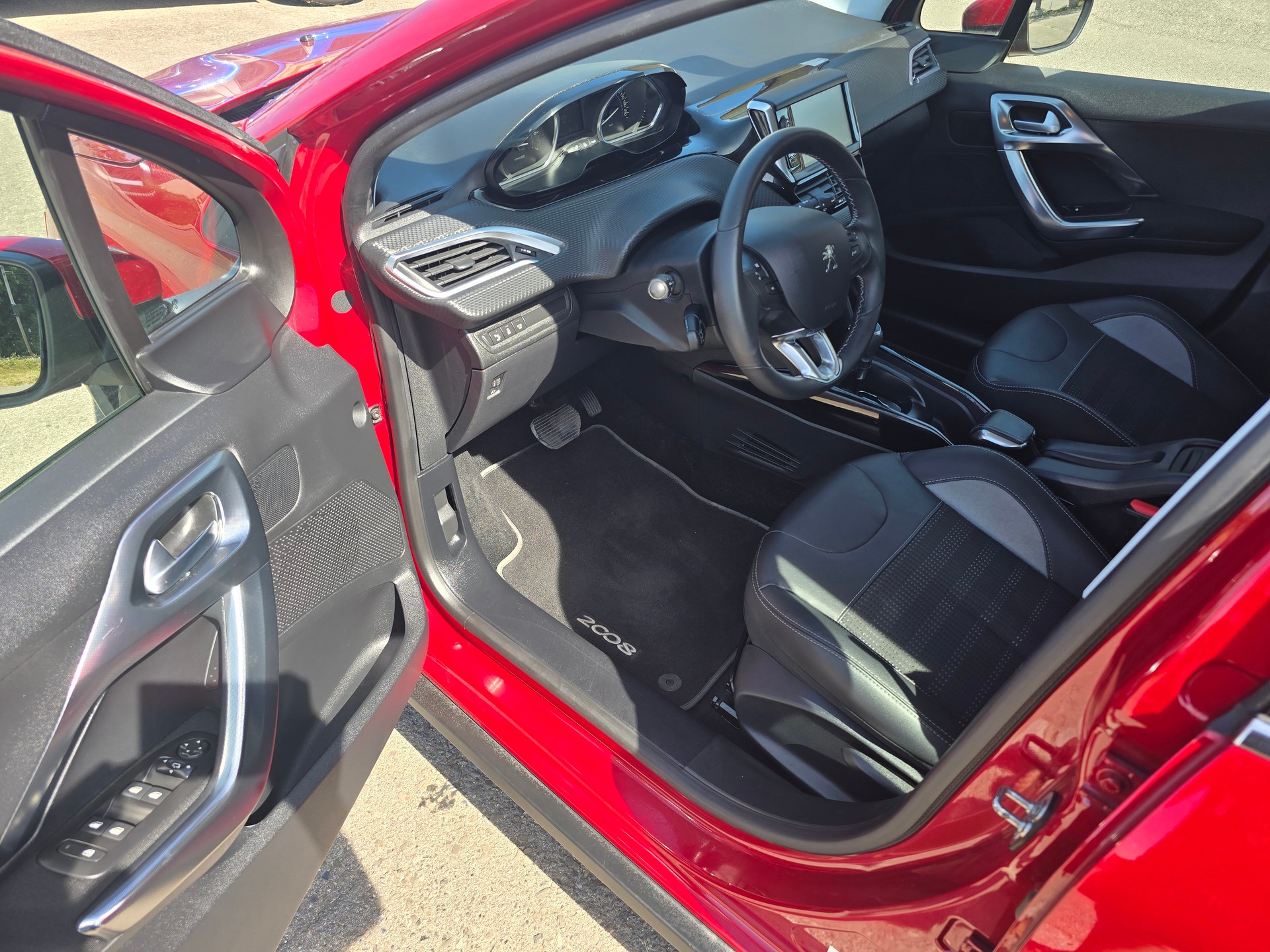 PEUGEOT 2008 1.2 PureTech Allure EAT6-image-5