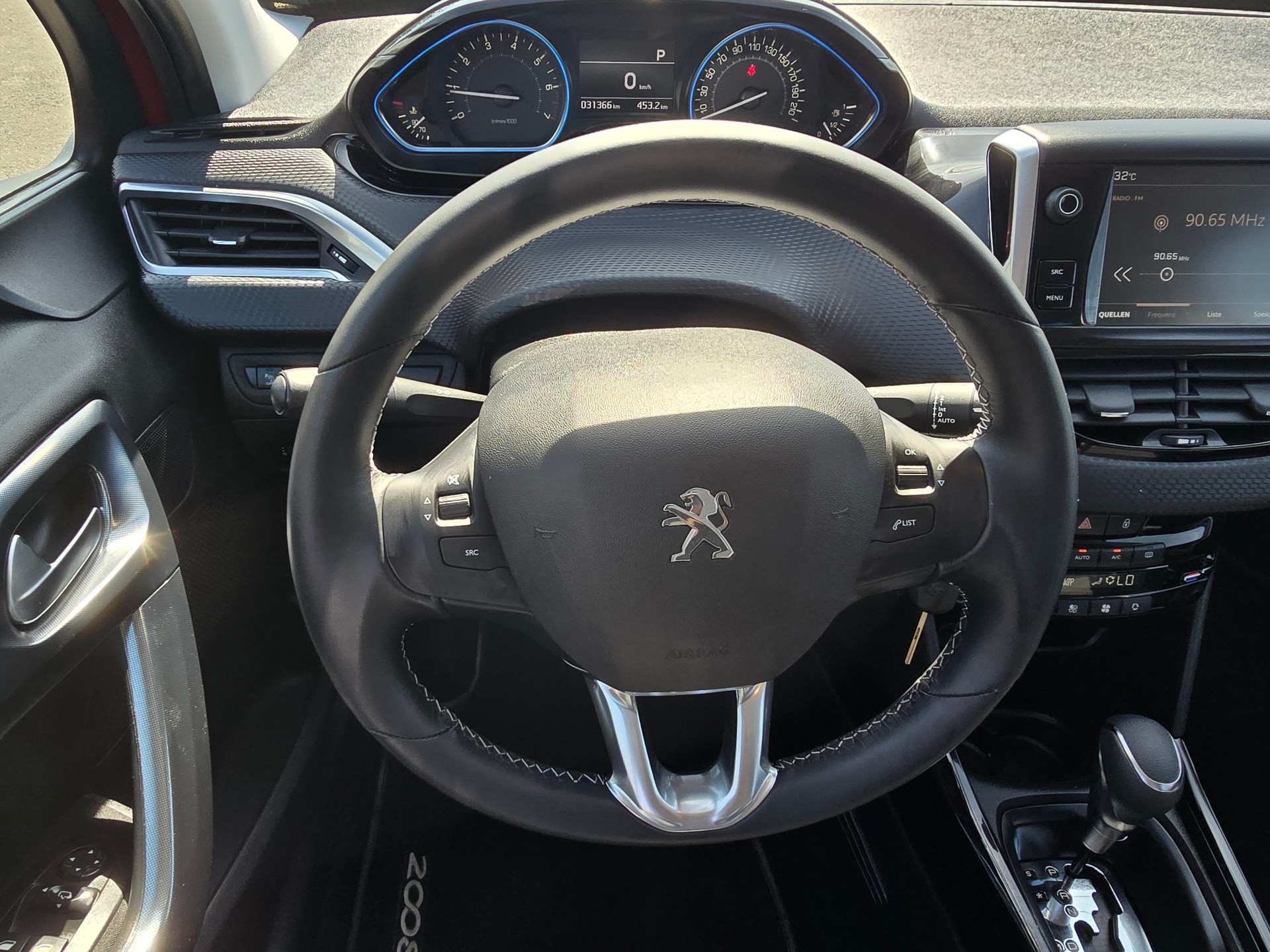 PEUGEOT 2008 1.2 PureTech Allure EAT6-image-7