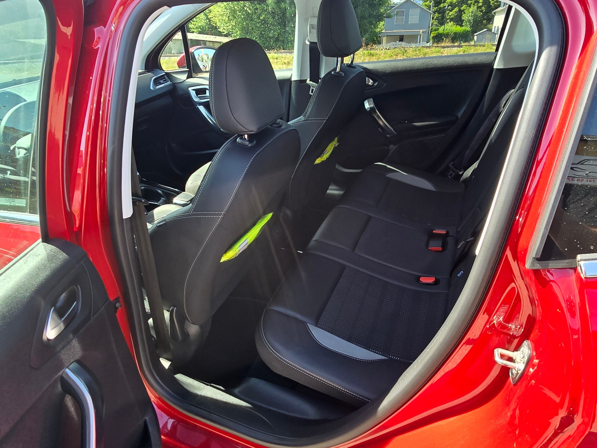 PEUGEOT 2008 1.2 PureTech Allure EAT6-image-11