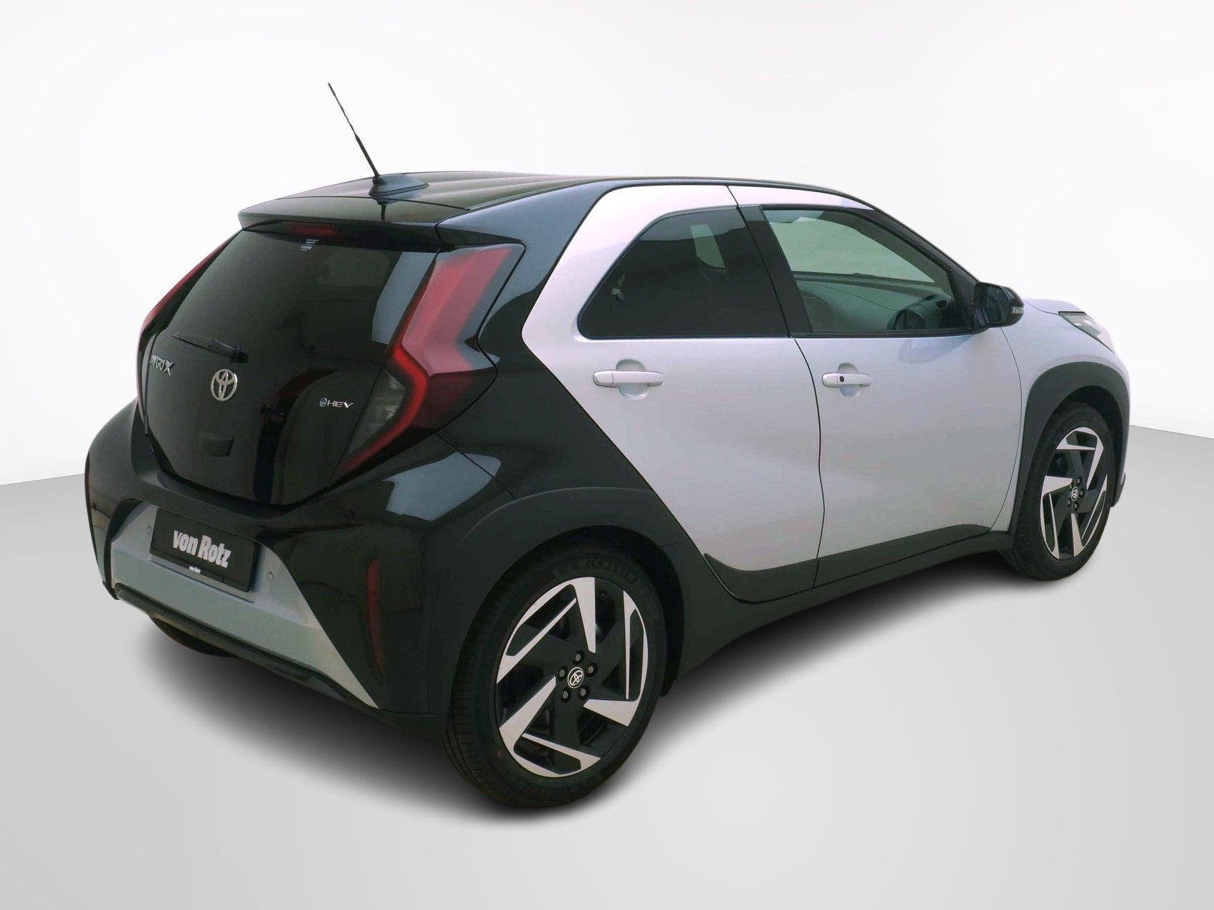 TOYOTA Aygo X 1.5 VVT-i HSD Style-image-3