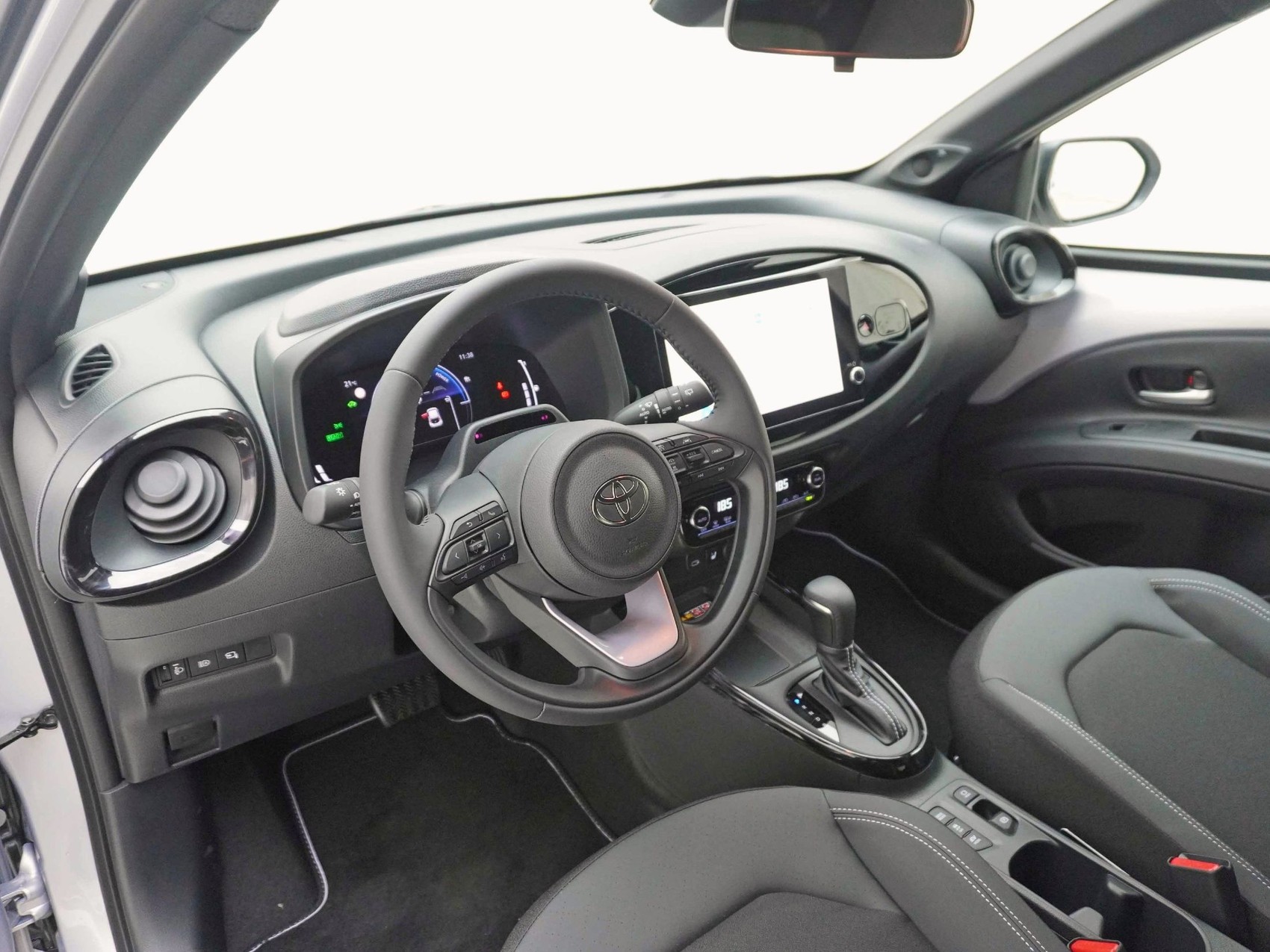 TOYOTA Aygo X 1.5 VVT-i HSD Style-image-8