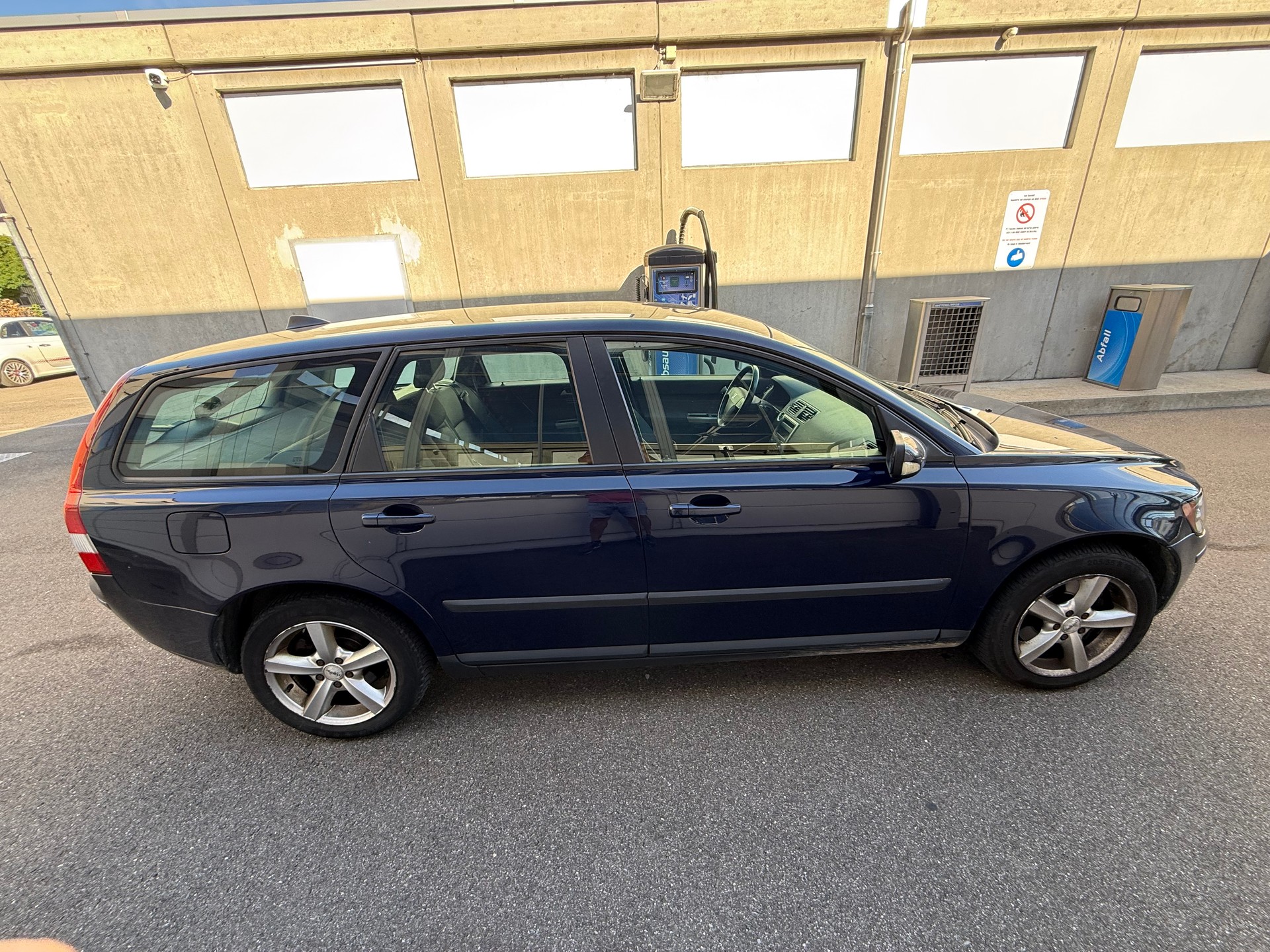 VOLVO V50 2.0D Momentum-image-2