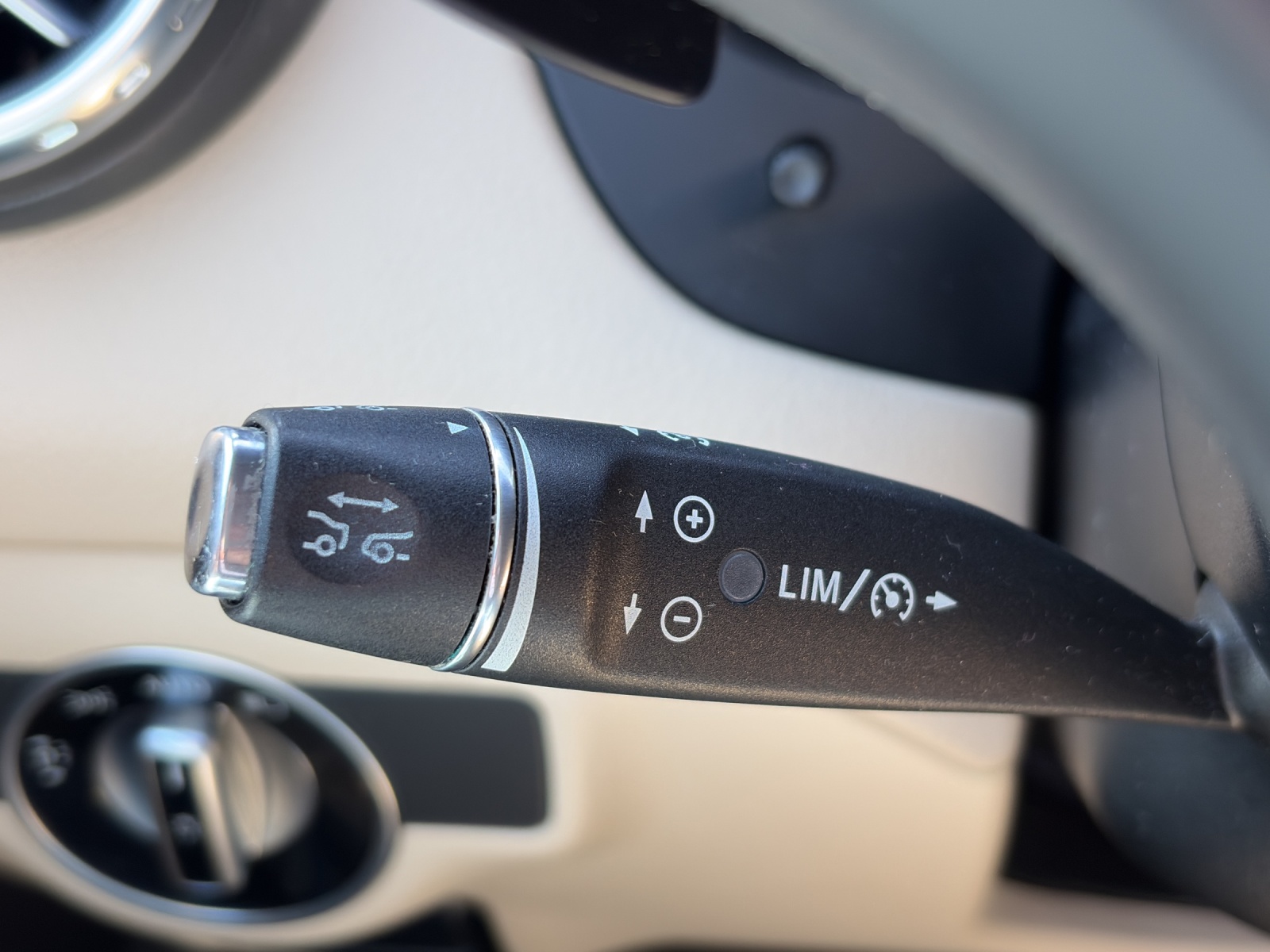 MERCEDES-BENZ GLA 250 Urban 4Matic-image-14