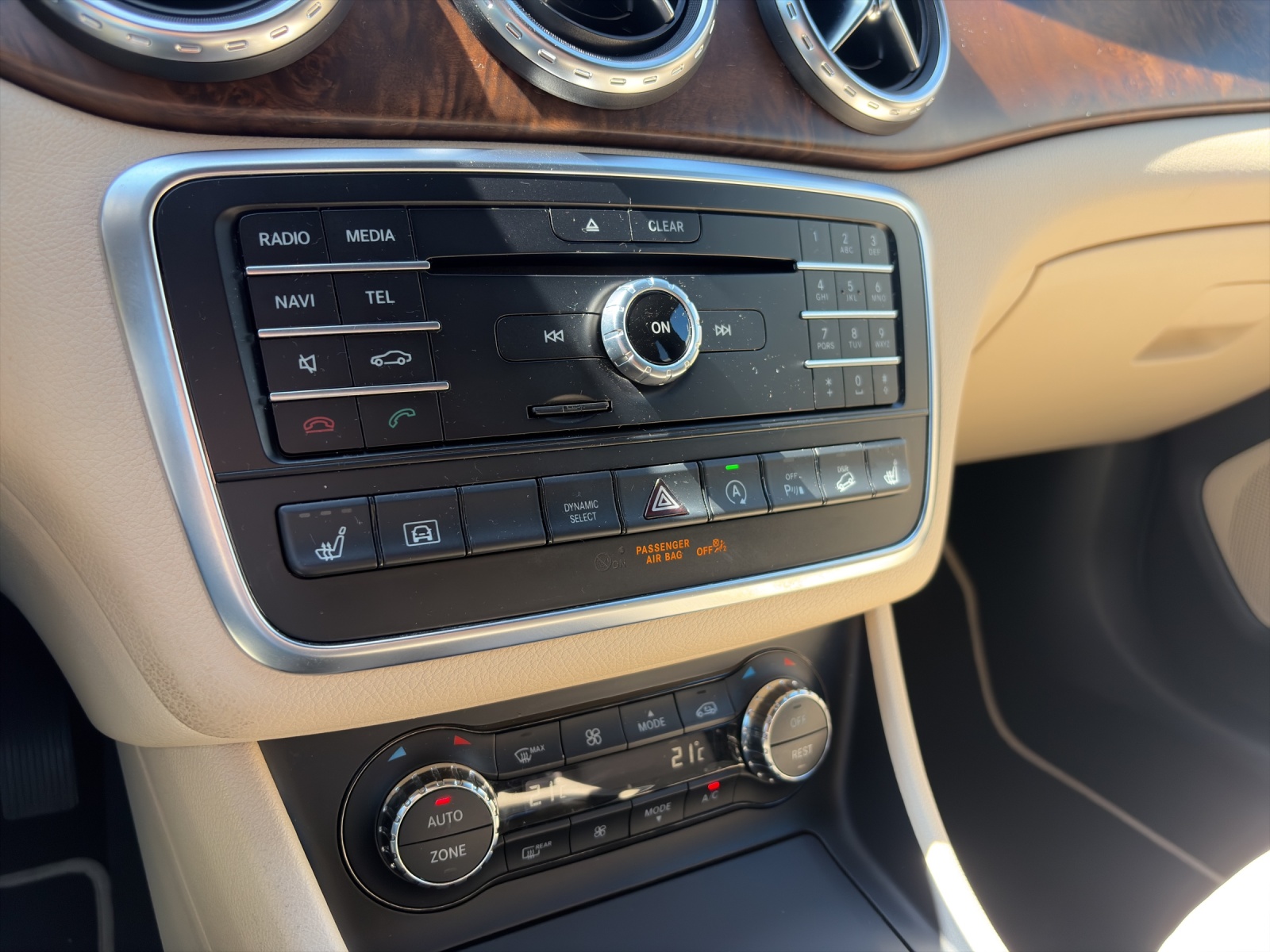 MERCEDES-BENZ GLA 250 Urban 4Matic-image-13