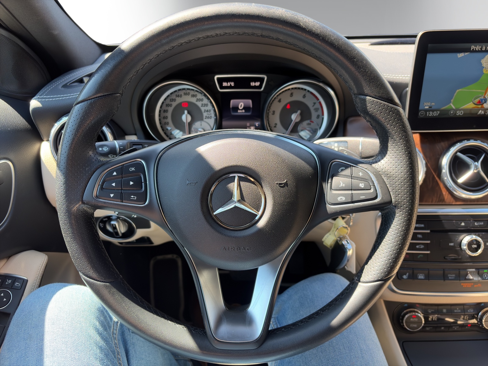 MERCEDES-BENZ GLA 250 Urban 4Matic-image-9
