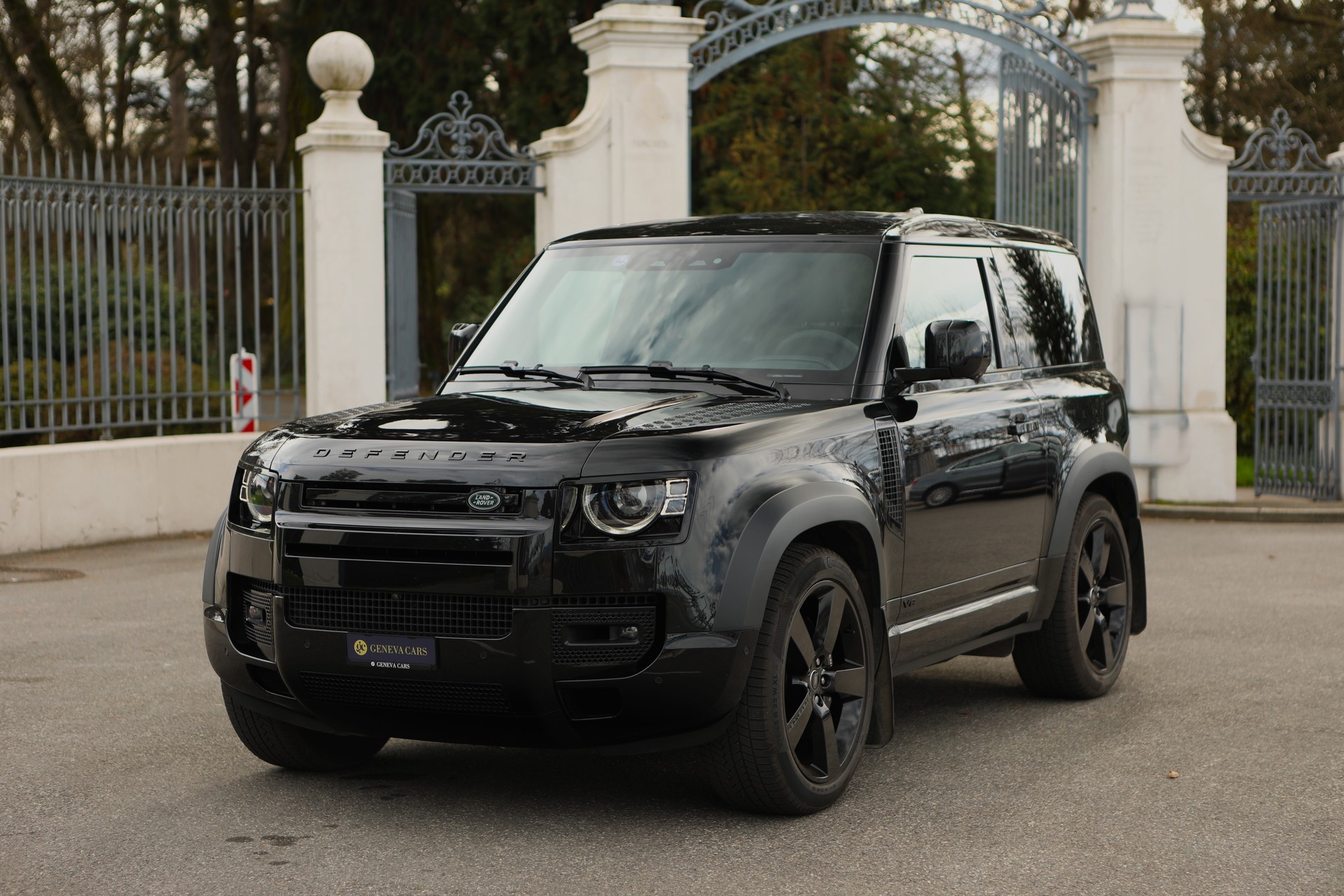 LAND ROVER Defender 90 525 V8 5.0 AT8-image-0