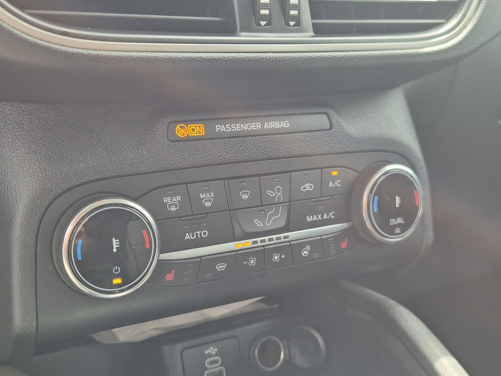 FORD Kuga 2.5 Hybrid Cool & Connect-image-12