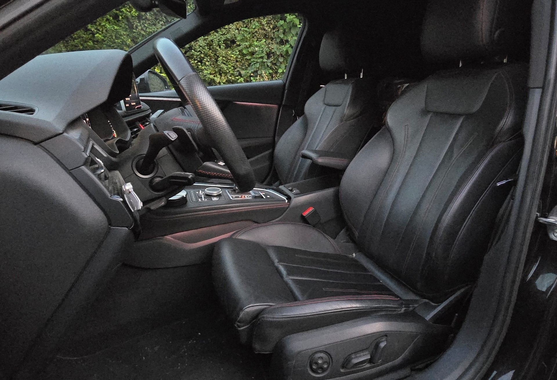 AUDI A4 Avant 40 TDI Sport Attraction quattro S-tronic-image-7