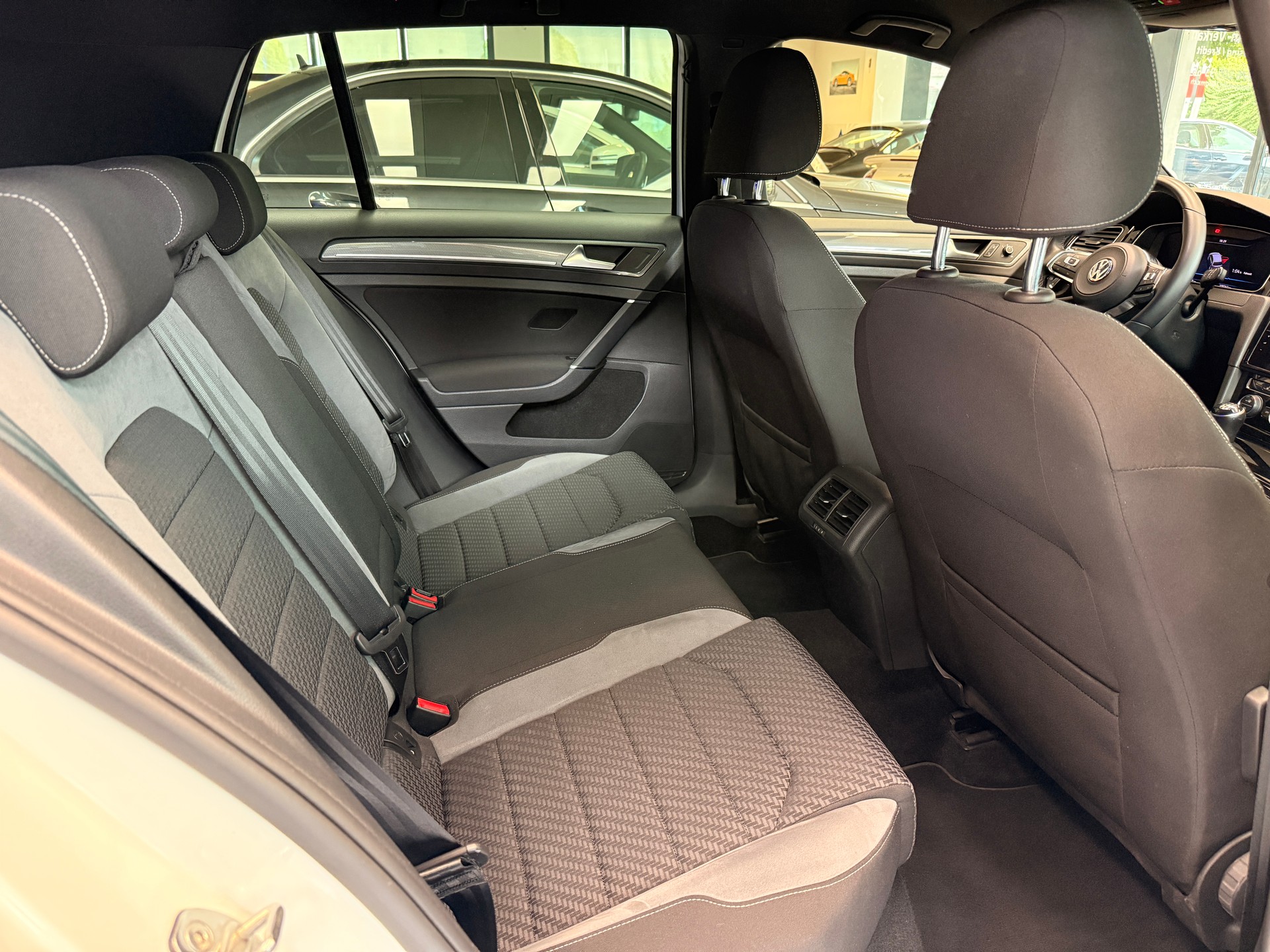 VW Golf VII 1.5 TSI 150 Highline-image-11