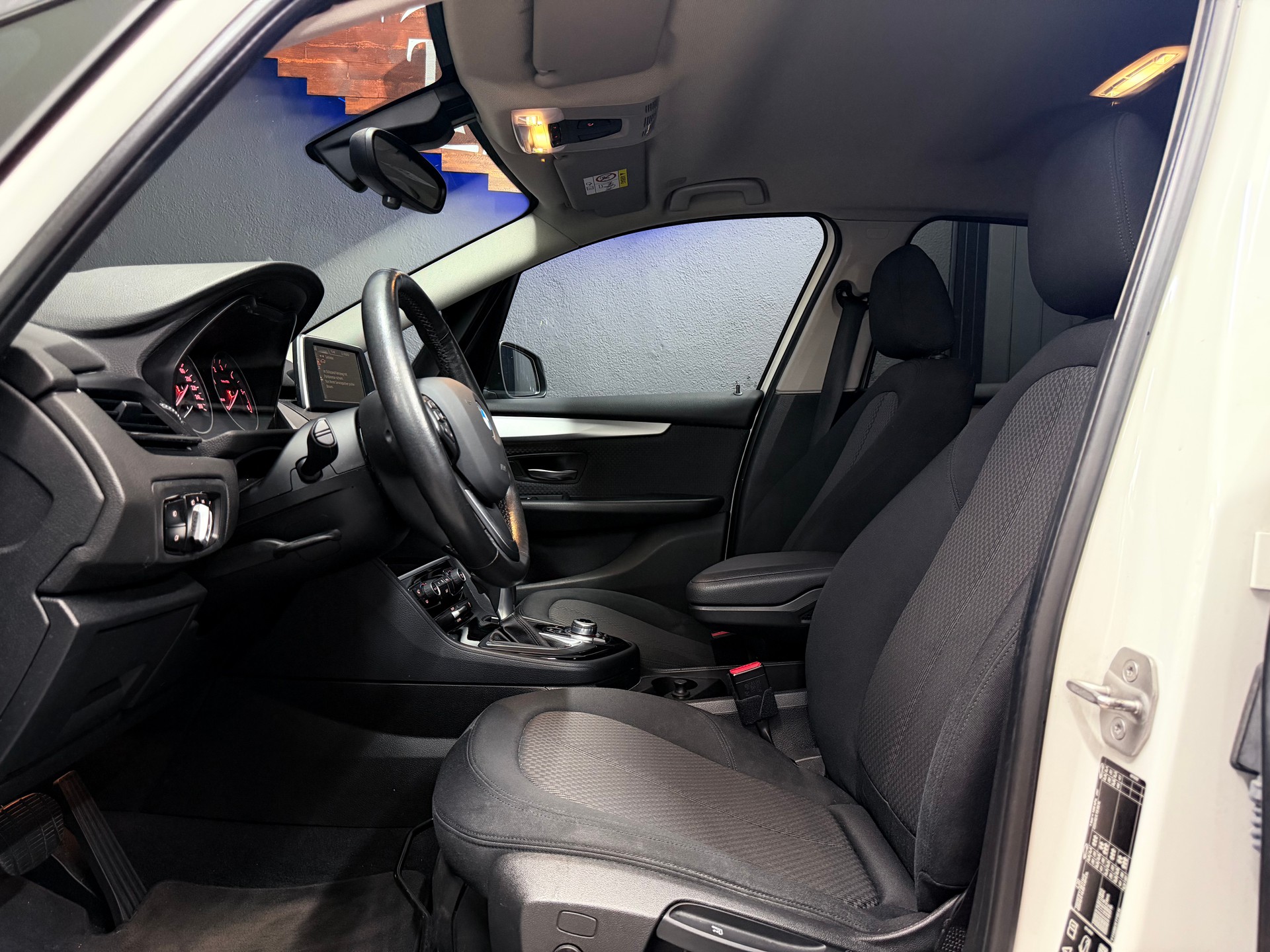 BMW 220d xDrive Active Tourer Steptronic-image-8
