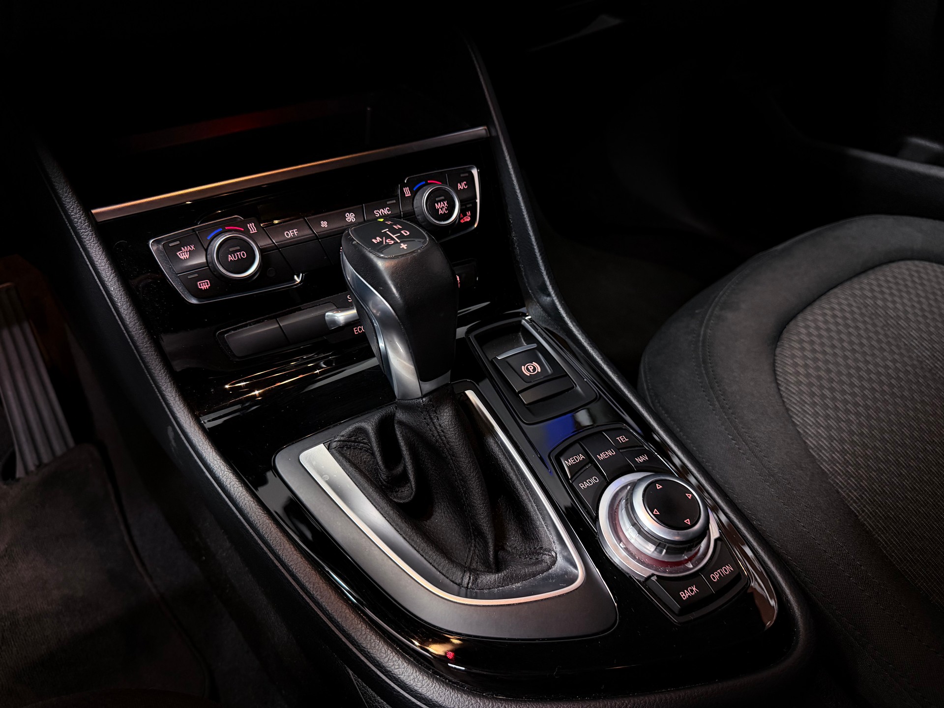 BMW 220d xDrive Active Tourer Steptronic-image-11