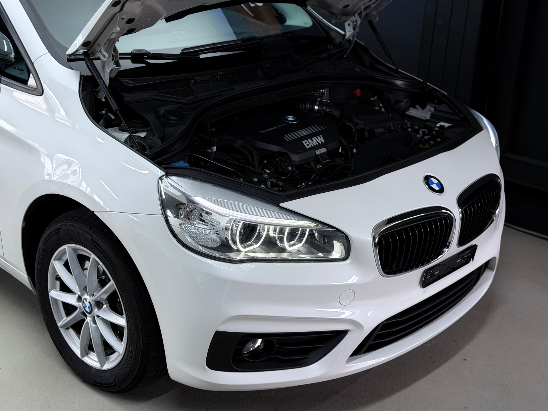 BMW 220d xDrive Active Tourer Steptronic-image-2