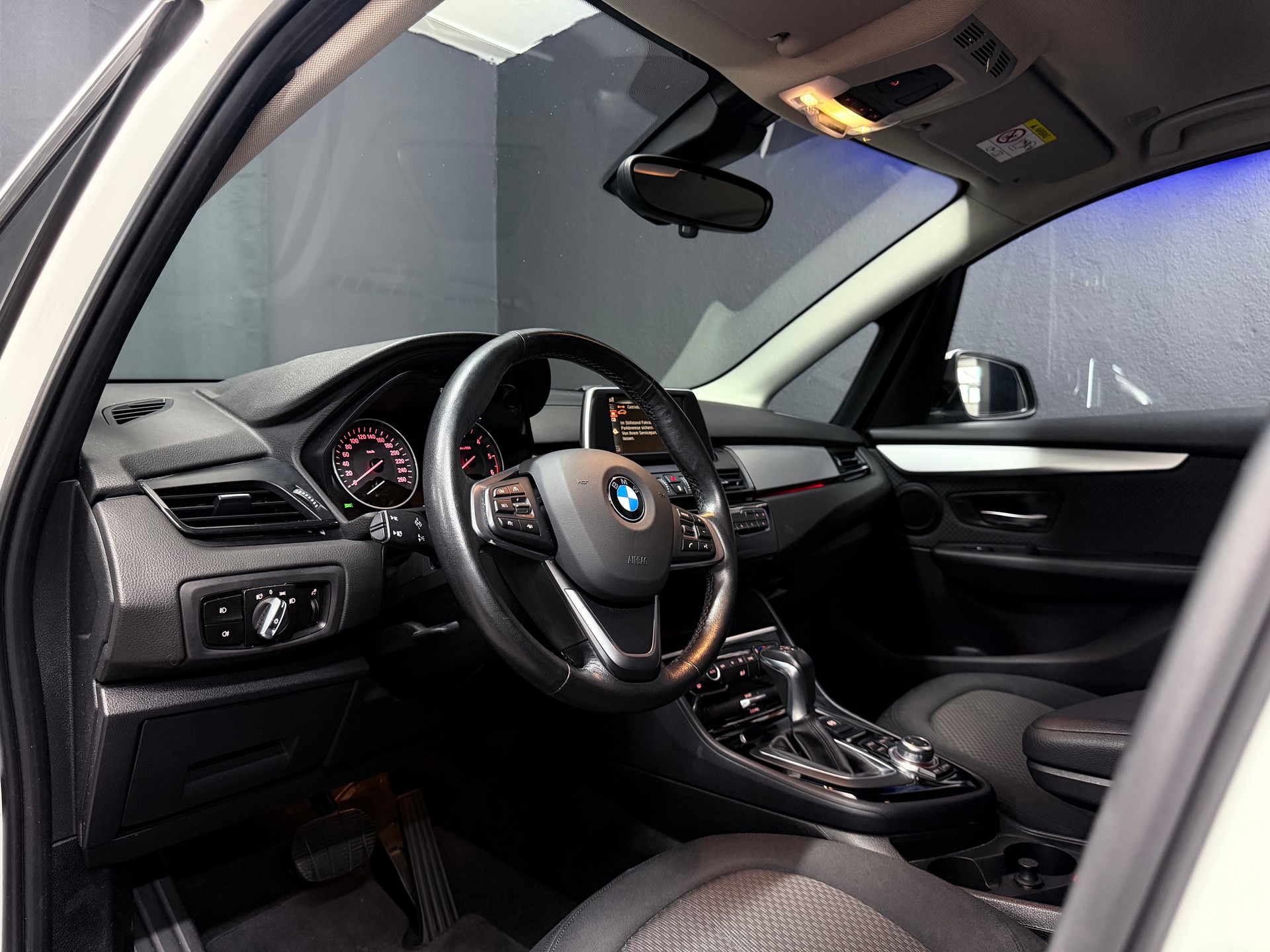 BMW 220d xDrive Active Tourer Steptronic-image-9