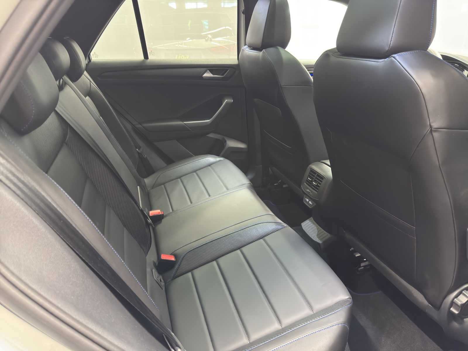VW T-Roc 2.0 TSI R DSG 4motion-image-9