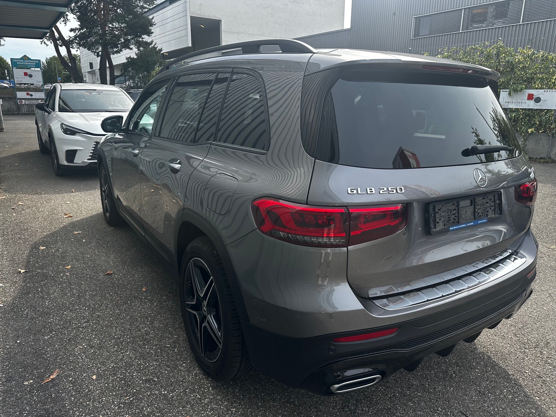 MERCEDES-BENZ GLB 250 AMG Line 8G-Tronic-image-3