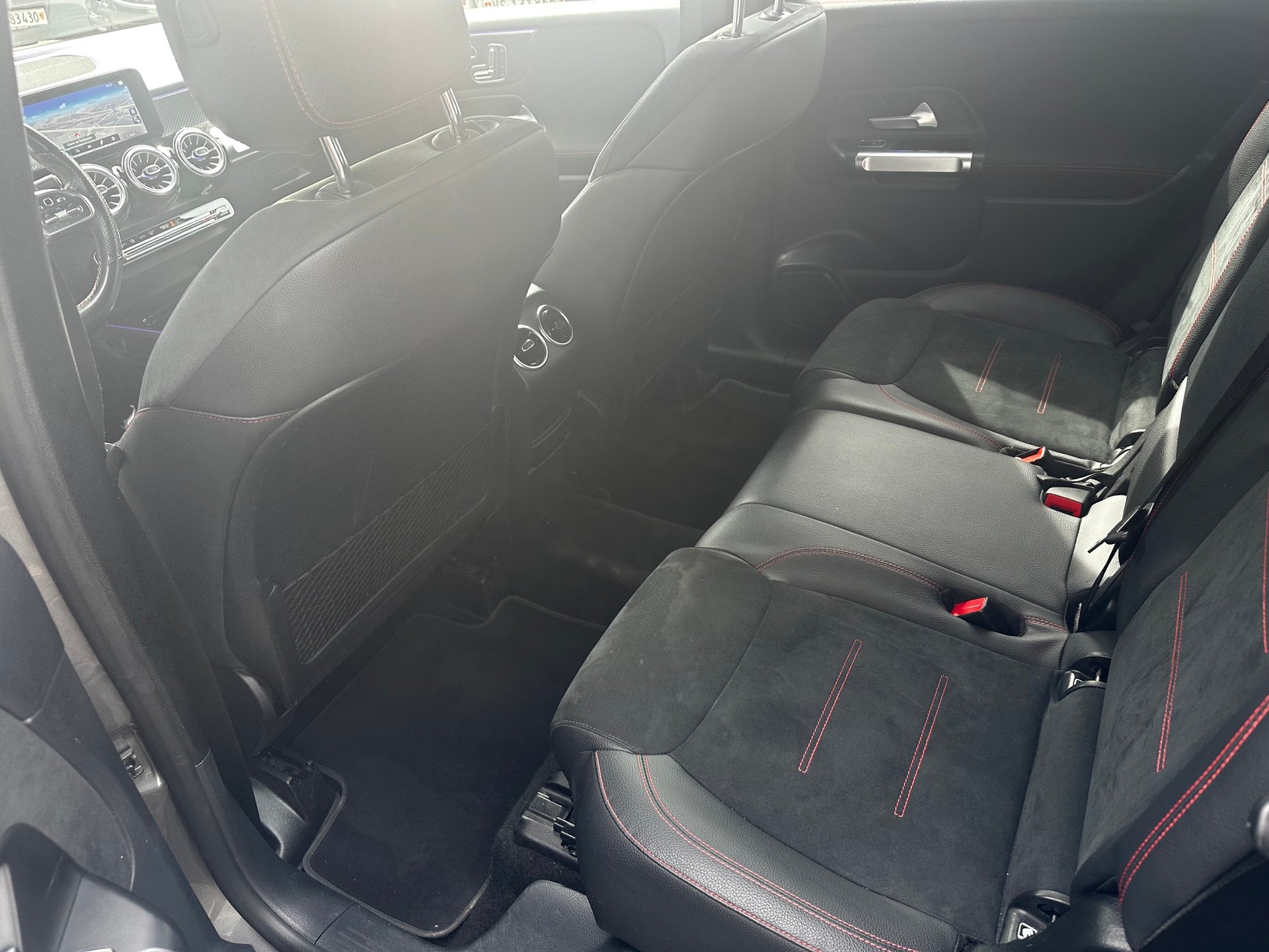MERCEDES-BENZ GLB 250 AMG Line 8G-Tronic-image-6