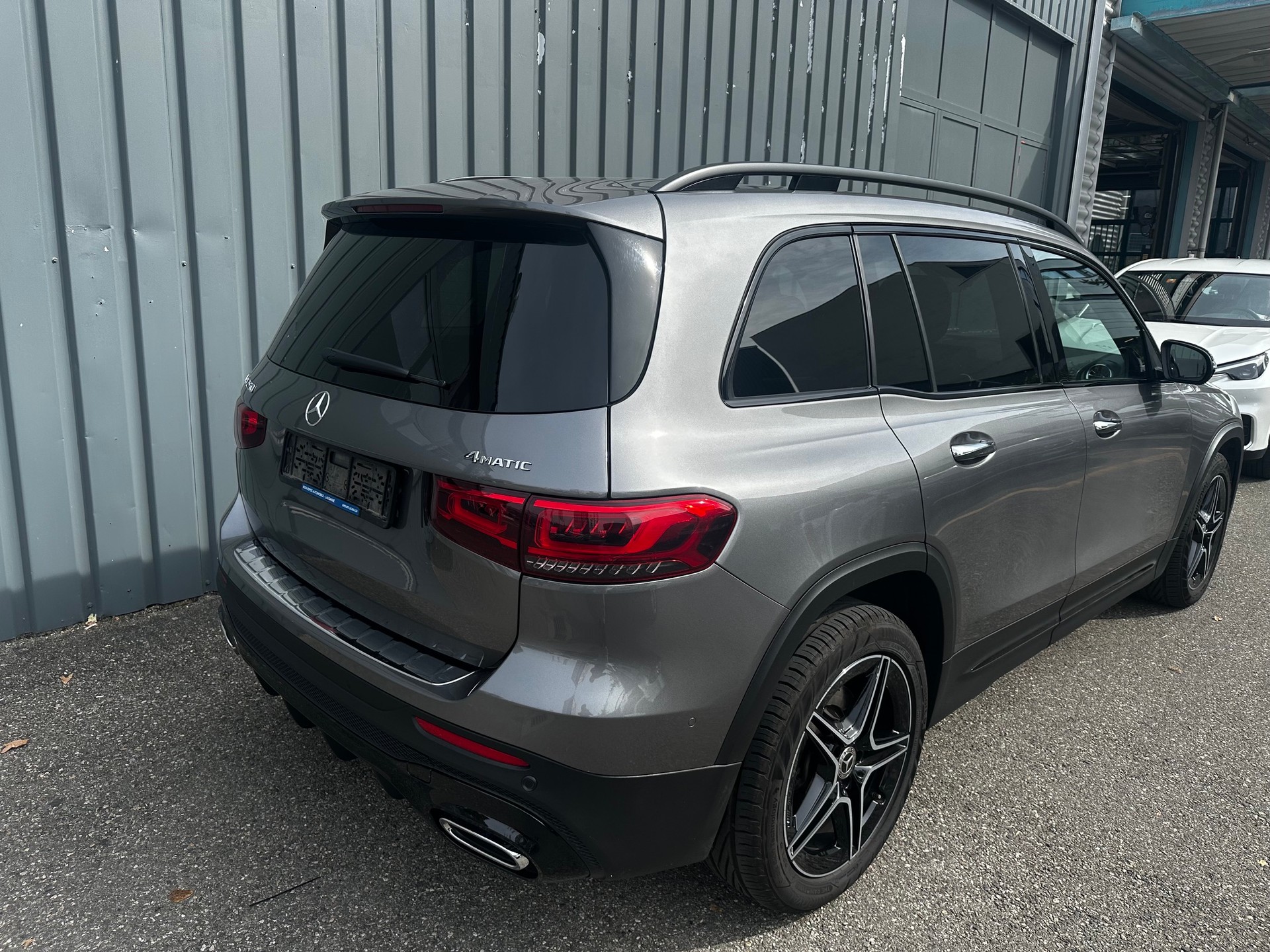 MERCEDES-BENZ GLB 250 AMG Line 8G-Tronic-image-2