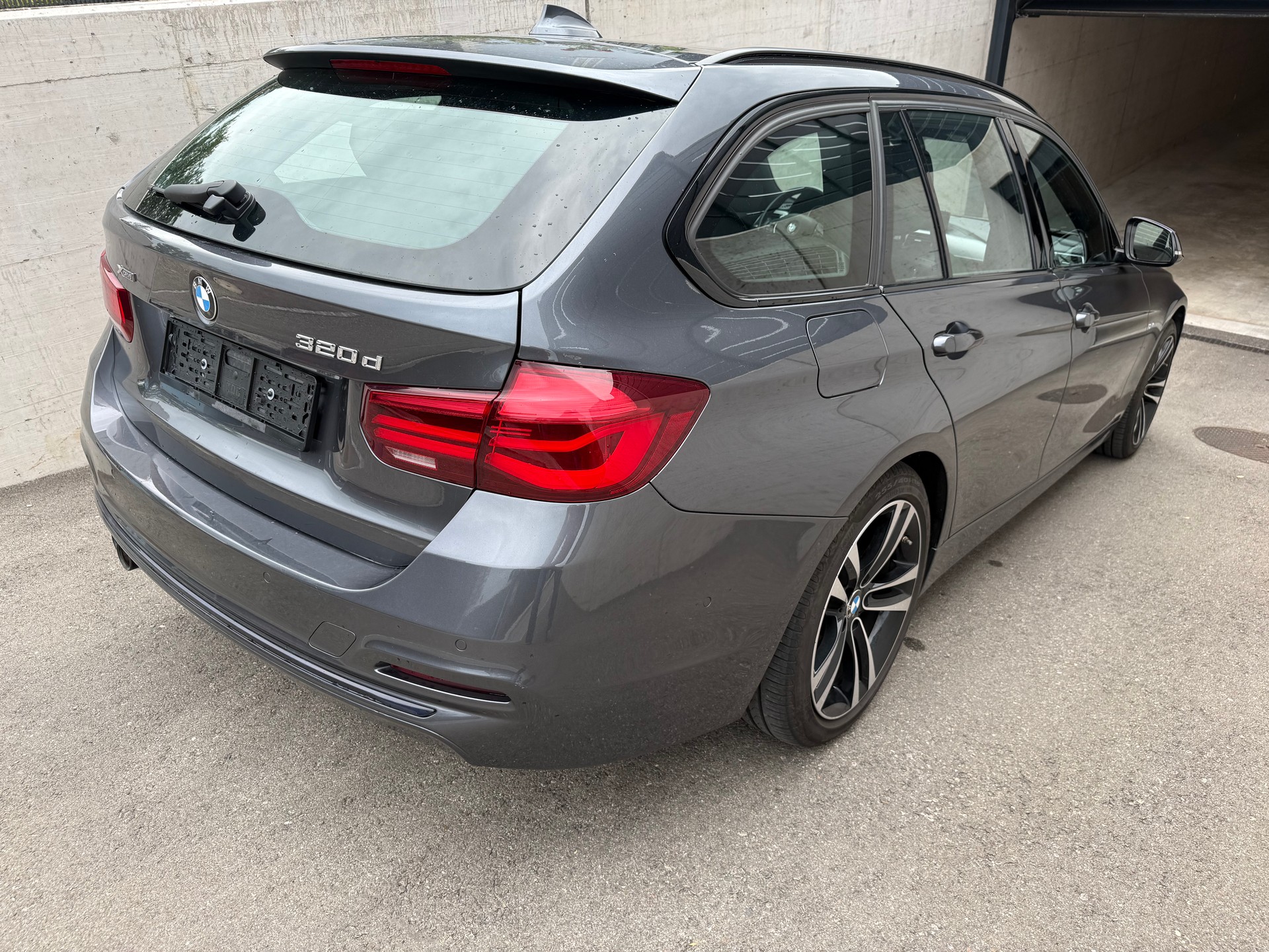 BMW 320d xDrive Touring Edition Sport Line Steptronic-image-4