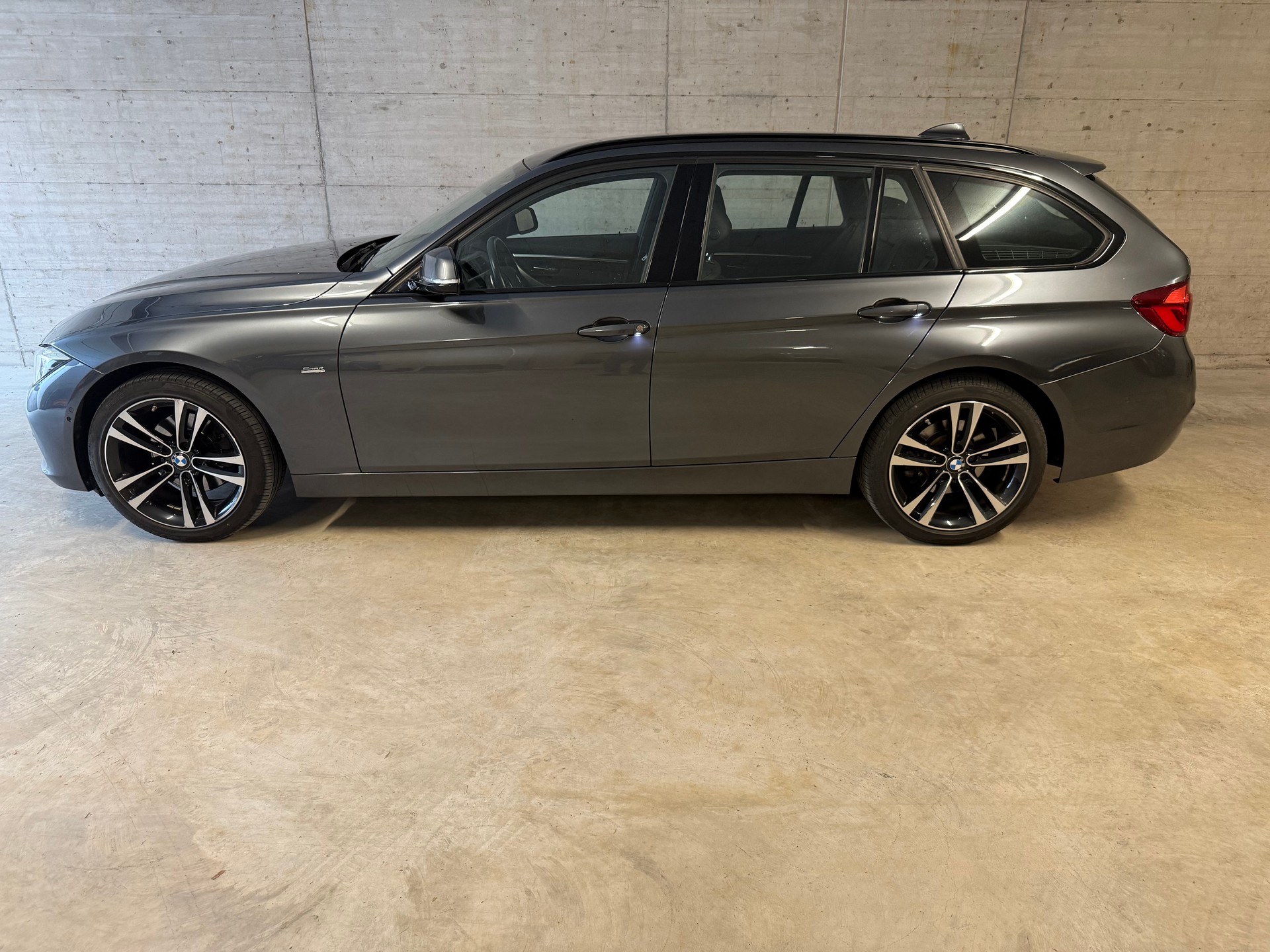 BMW 320d xDrive Touring Edition Sport Line Steptronic-image-7