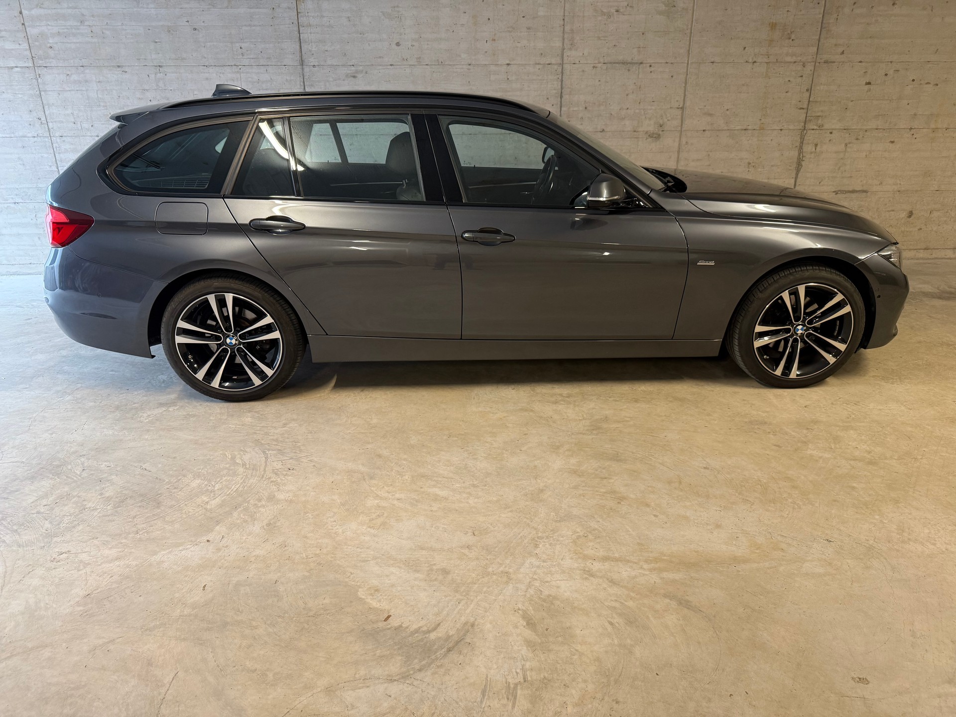 BMW 320d xDrive Touring Edition Sport Line Steptronic-image-6