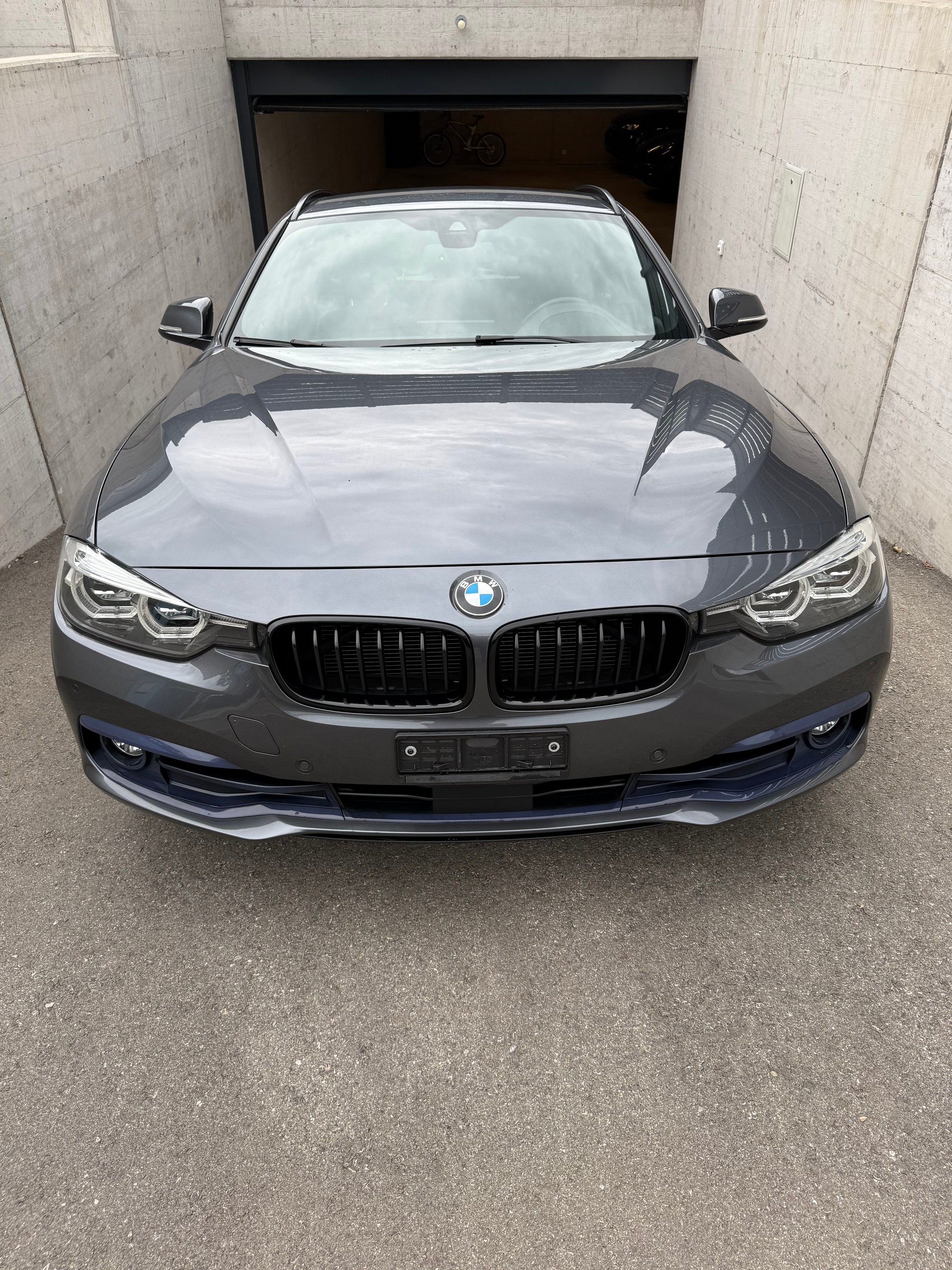 BMW 320d xDrive Touring Edition Sport Line Steptronic-image-2