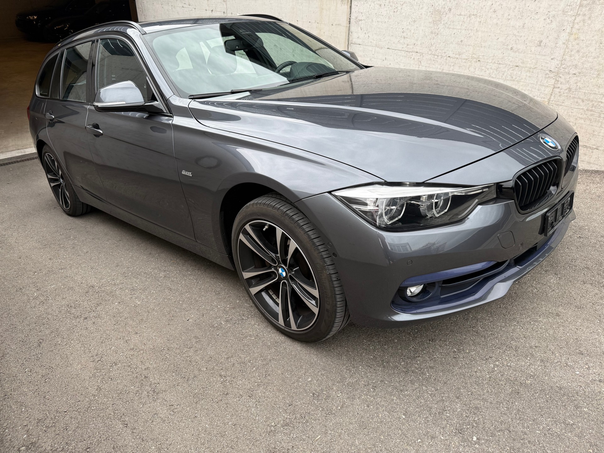 BMW 320d xDrive Touring Edition Sport Line Steptronic-image-1