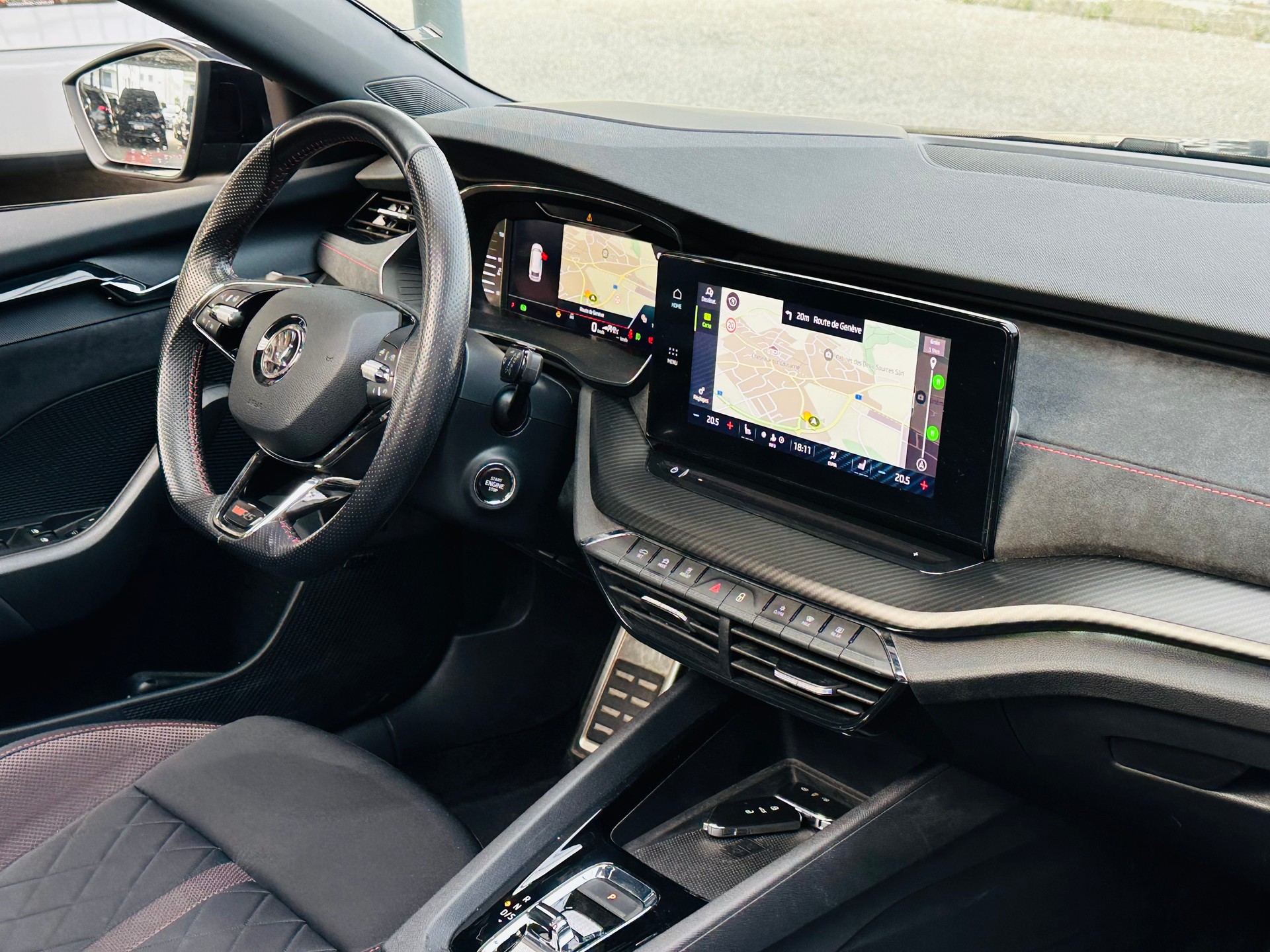 SKODA Octavia Combi 2.0 TSI DSG RS-image-19
