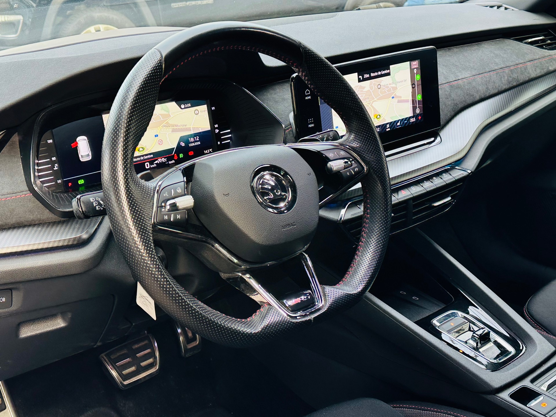 SKODA Octavia Combi 2.0 TSI DSG RS-image-18
