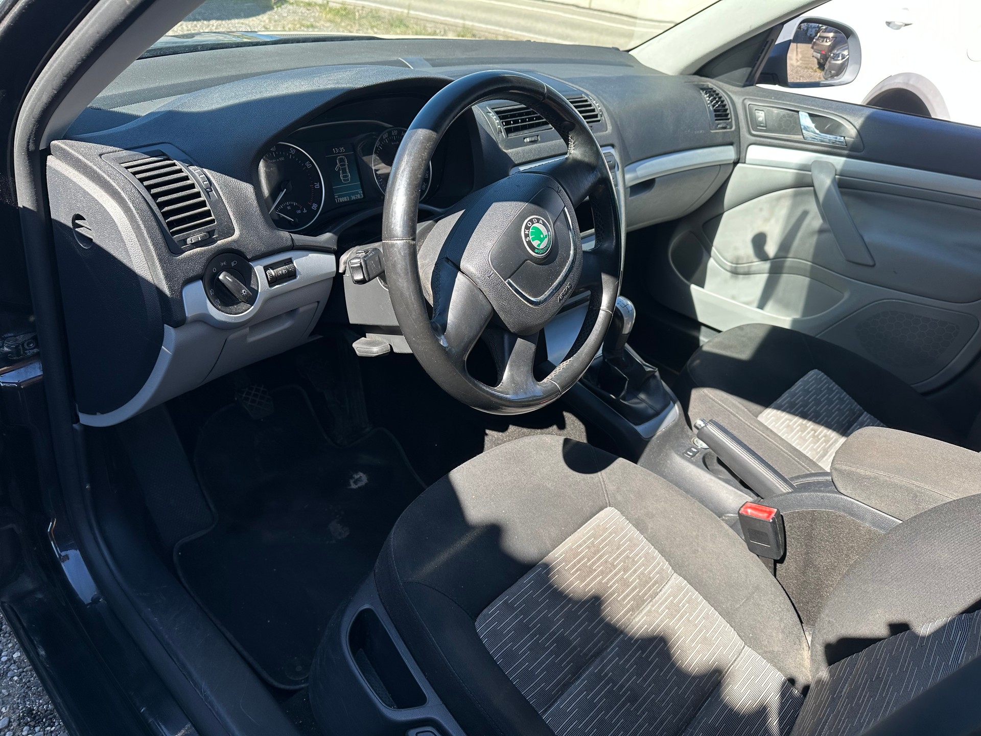 SKODA Octavia Combi 1.8 TSI Laurin & Klement 4x4-image-6