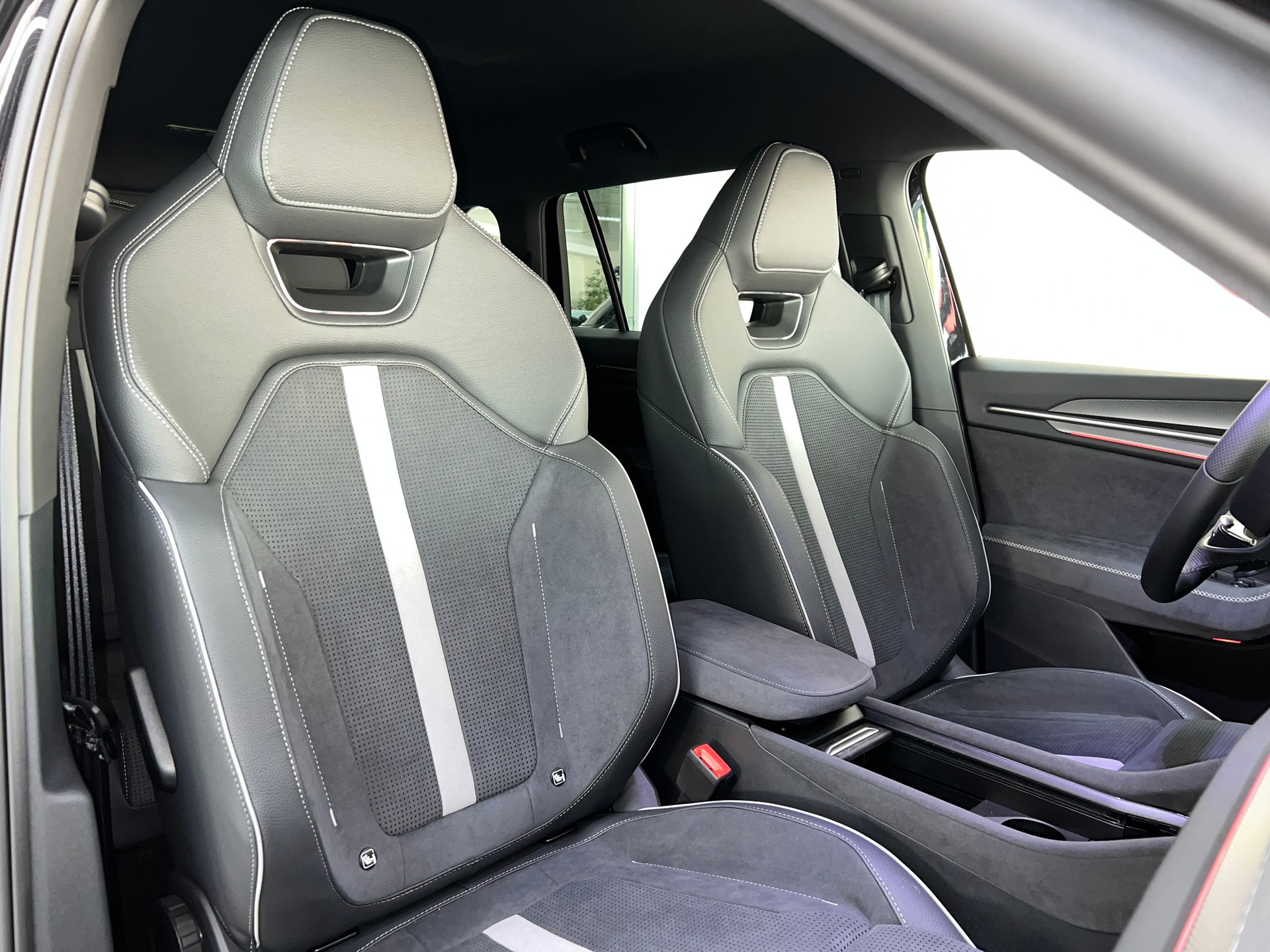 SKODA Kodiaq 2.0 TDI Sportline 4x4 / 7 PLATZ / 5 Jahre Garantie-image-11