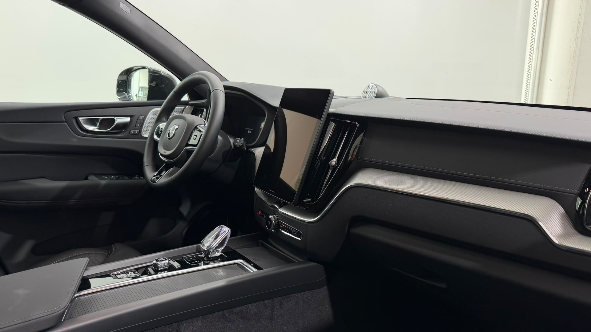 VOLVO XC60 2.0 T8 TE Ultra Dark eAWD-showroom-element-3