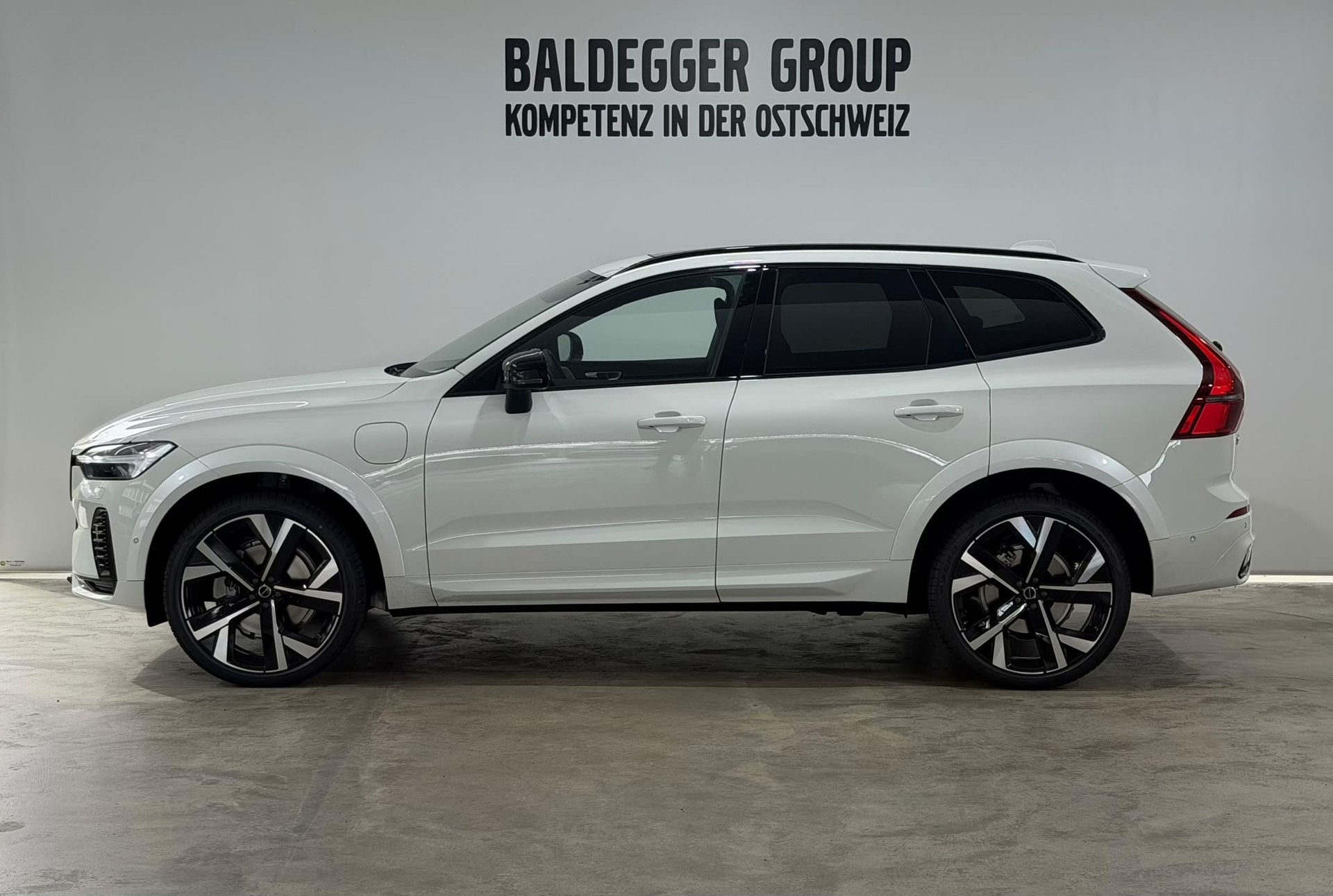 VOLVO XC60 2.0 T8 TE Ultra Dark eAWD-showroom-element-2
