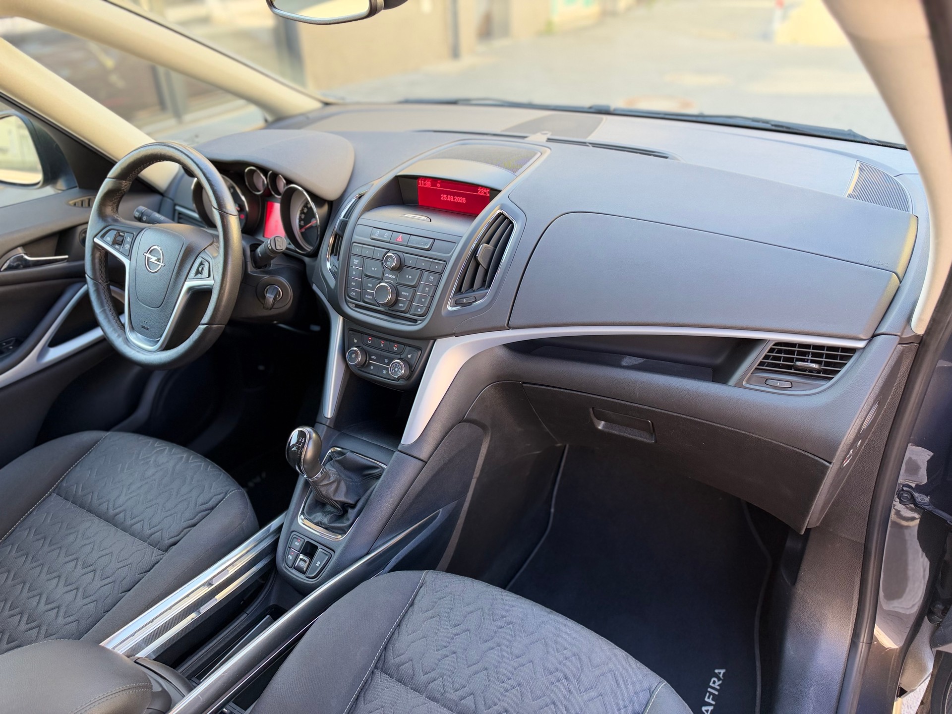OPEL Zafira Tourer 1.6i 16V Turbo Active Edition-image-12