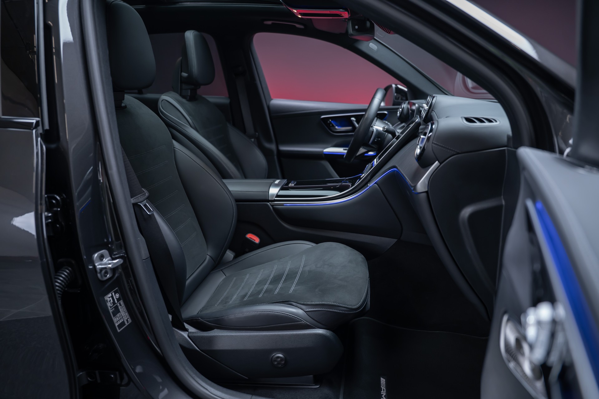 MERCEDES-BENZ GLC 300 AMG Line 4matic / CH-Fahrzeug / Panorama-Schiebedach / Head-Up / Burmester-image-41