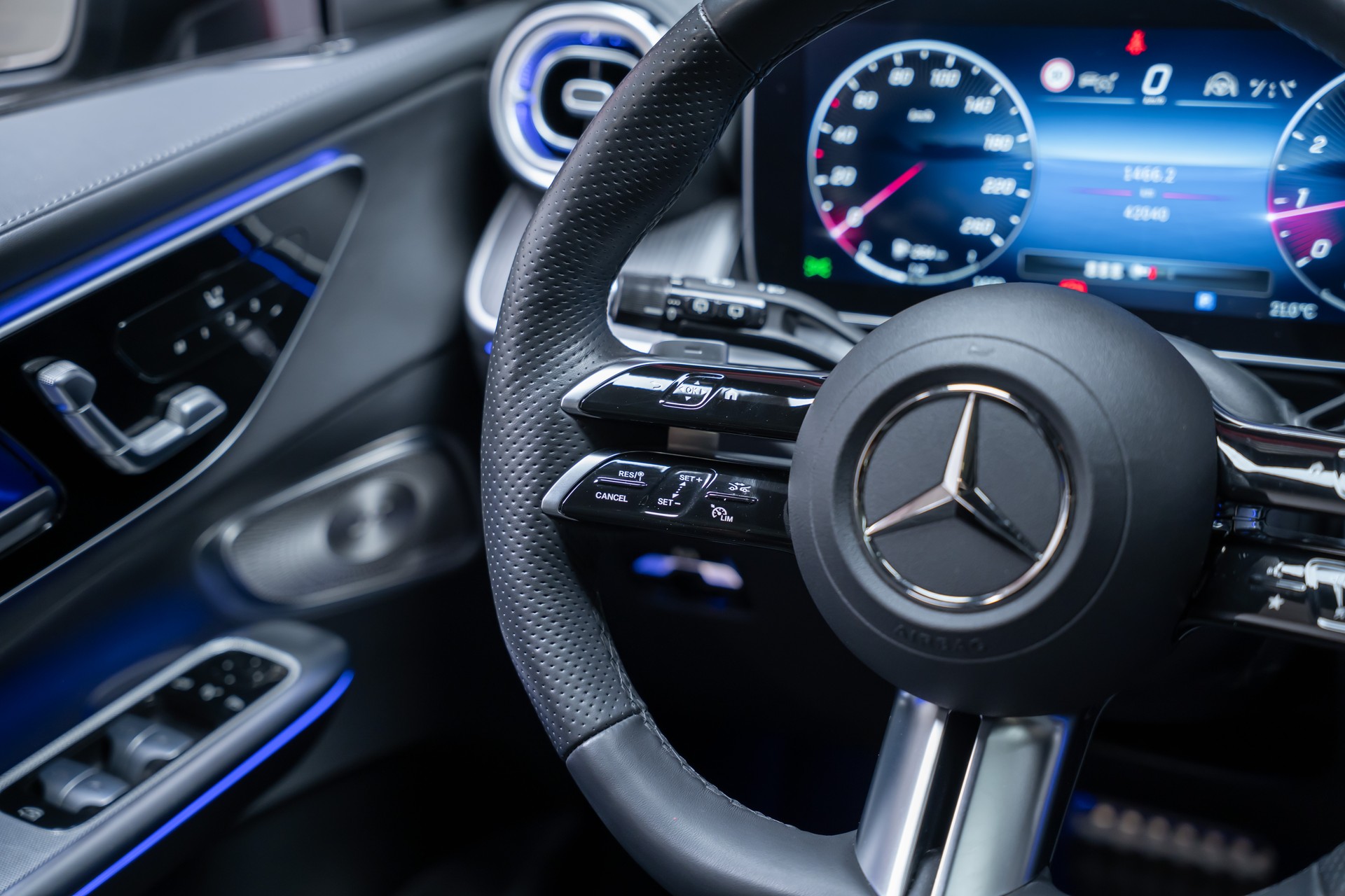 MERCEDES-BENZ GLC 300 AMG Line 4matic / CH-Fahrzeug / Panorama-Schiebedach / Head-Up / Burmester-image-27