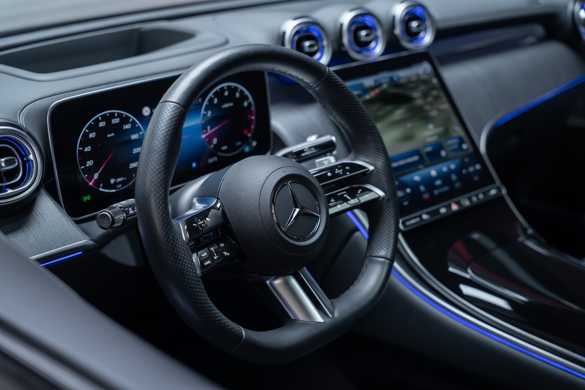 MERCEDES-BENZ GLC 300 AMG Line 4matic / CH-Fahrzeug / Panorama-Schiebedach / Head-Up / Burmester-image-14