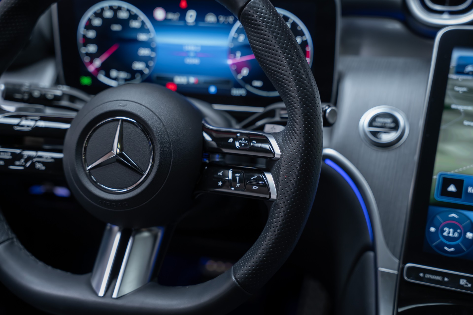 MERCEDES-BENZ GLC 300 AMG Line 4matic / CH-Fahrzeug / Panorama-Schiebedach / Head-Up / Burmester-image-28