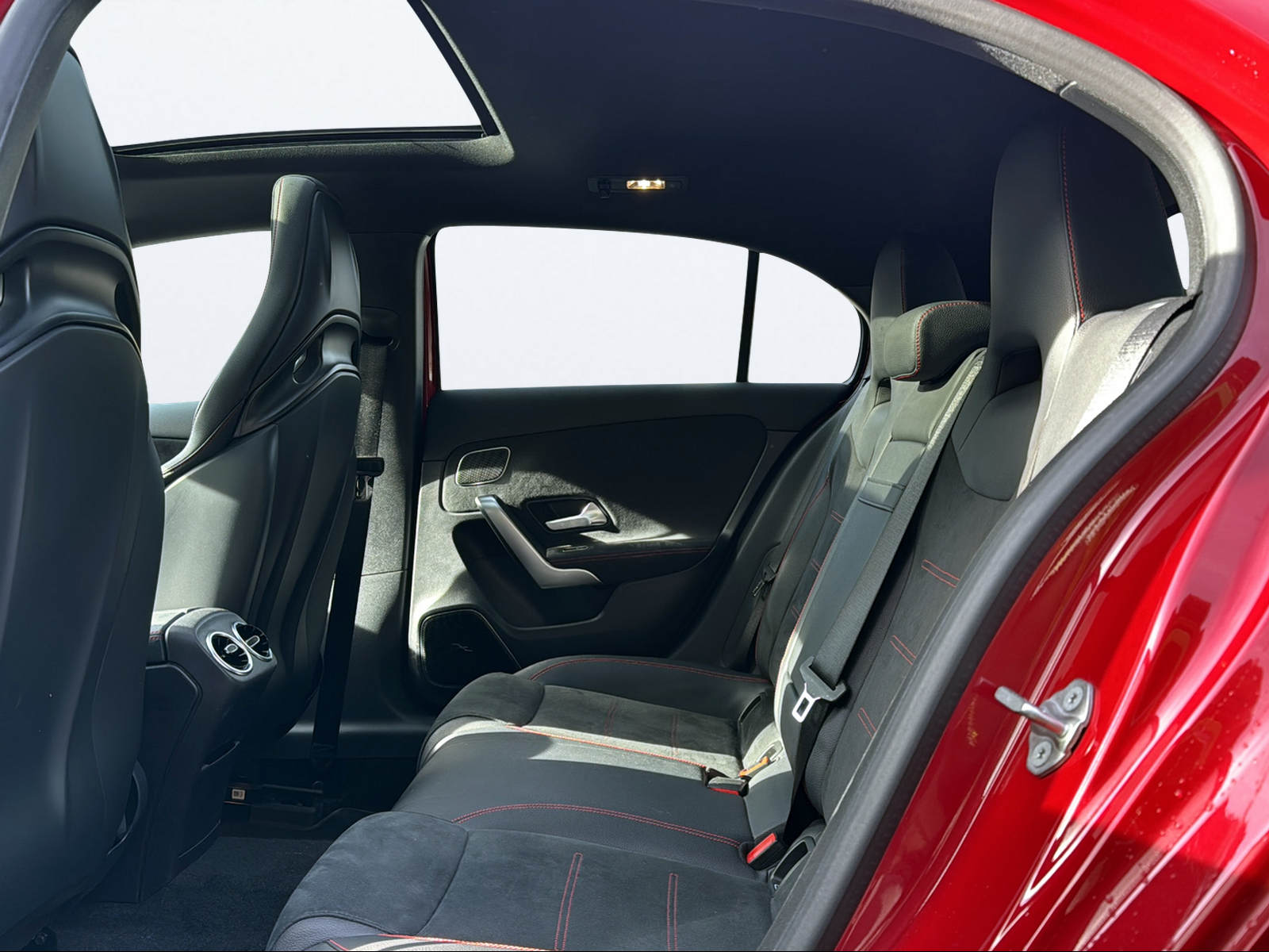 MERCEDES-BENZ A 35 AMG 4Matic Speedshift-image-14