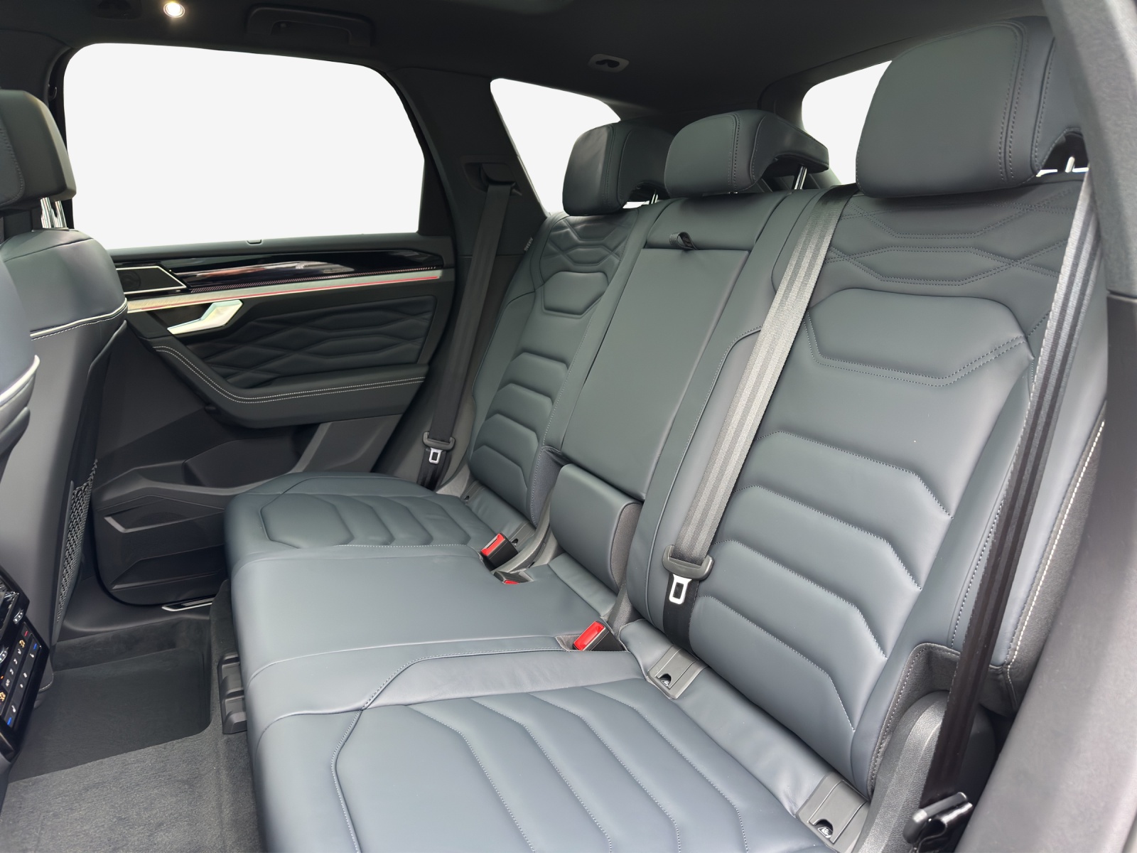 VW Touareg 3.0 TDI R-Line Tiptronic-image-11