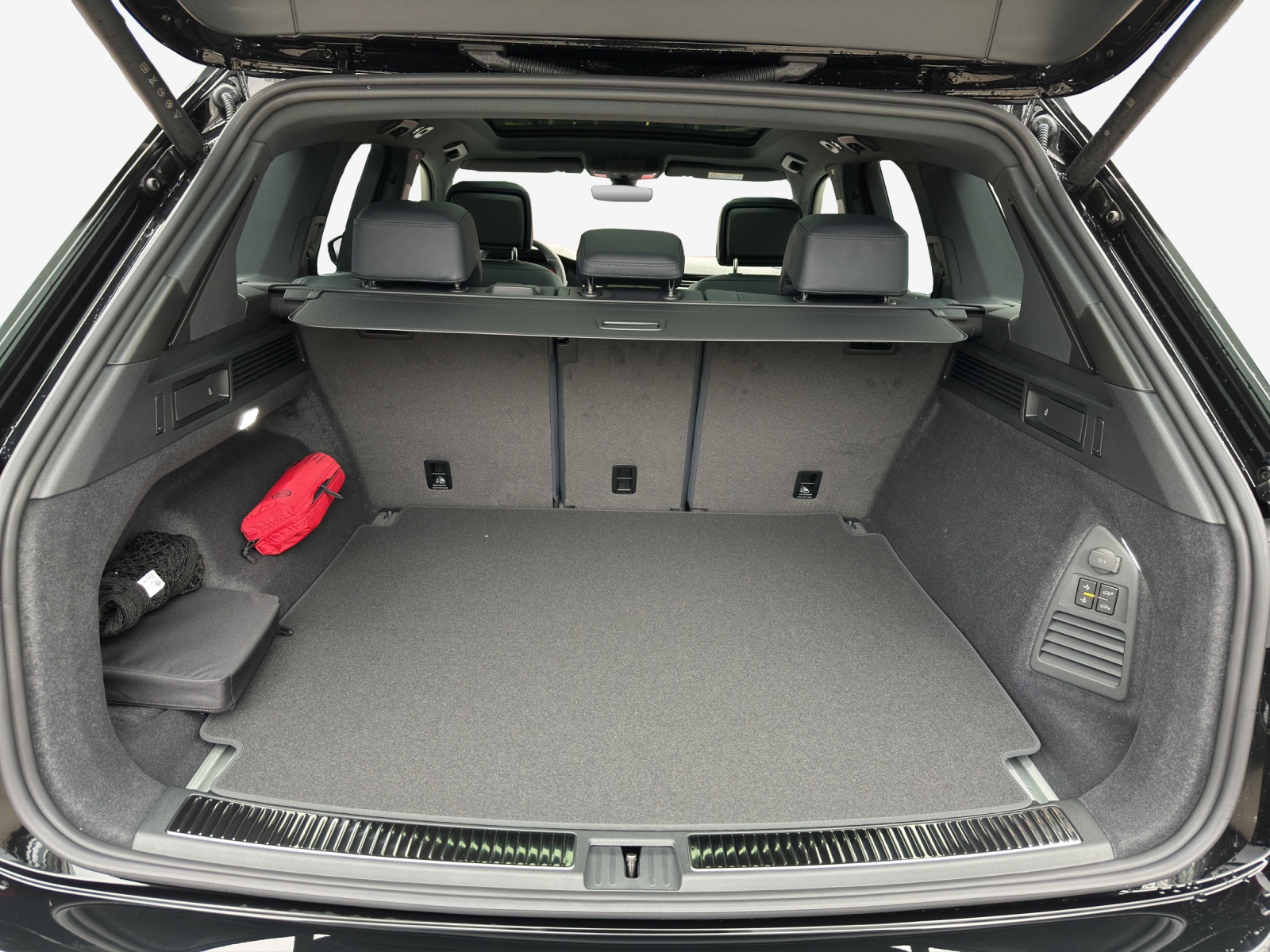 VW Touareg 3.0 TDI R-Line Tiptronic-image-12