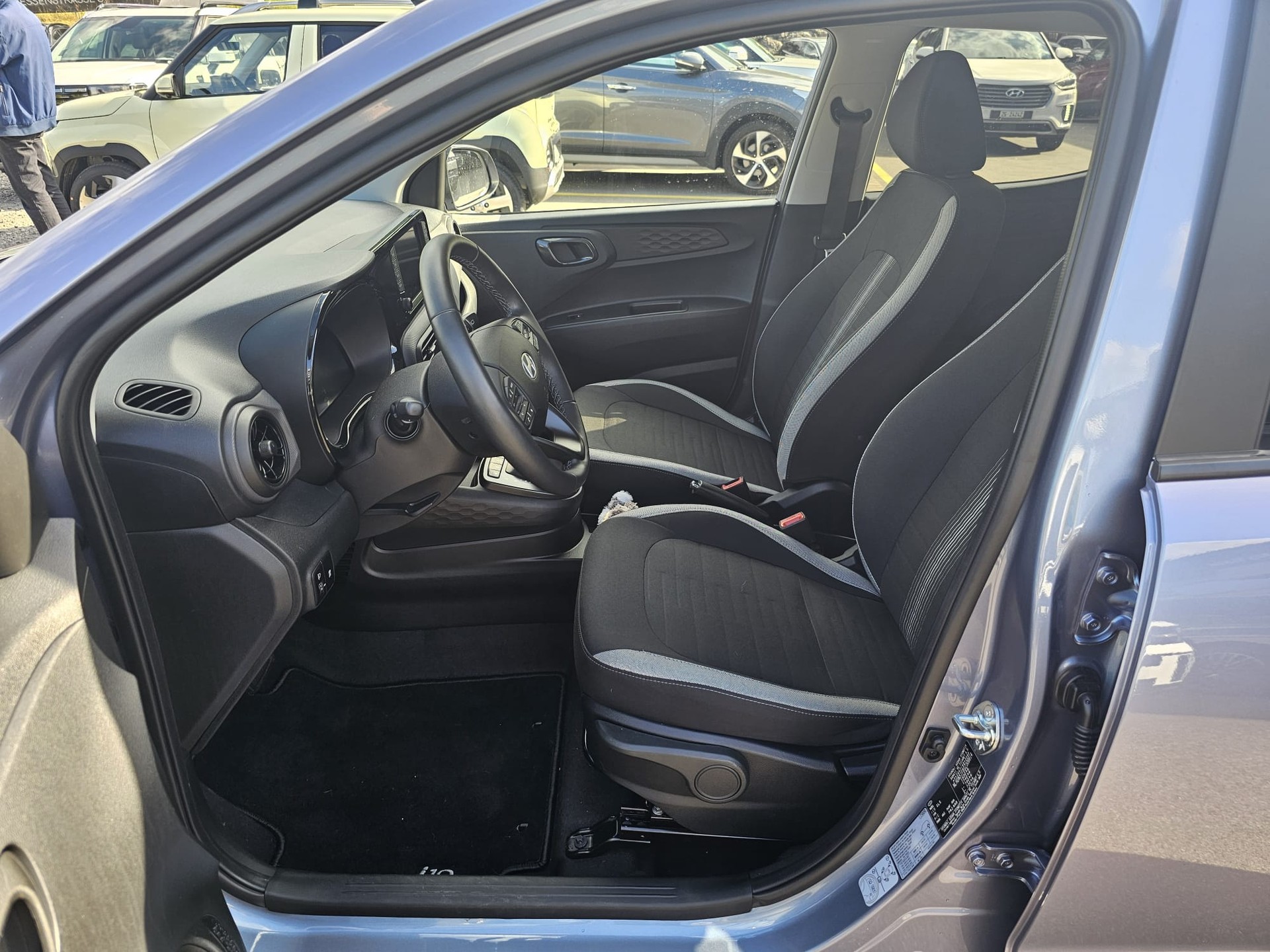 HYUNDAI i10 1.2 Amplia Aut.-image-8