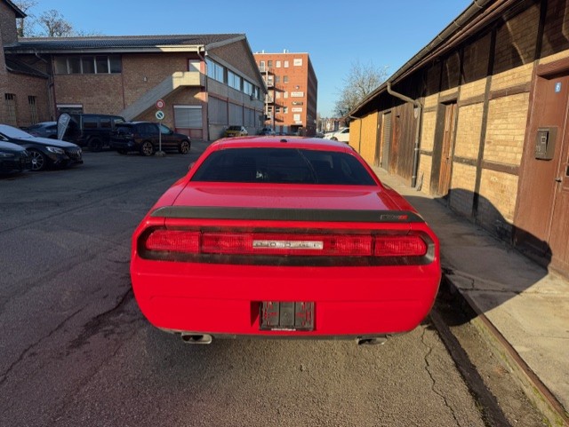 DODGE Challenger SRT 8-image-5