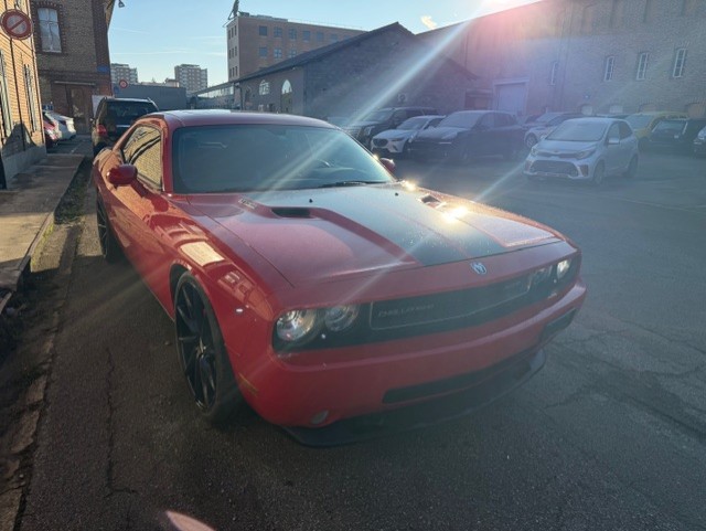 DODGE Challenger SRT 8-image-7