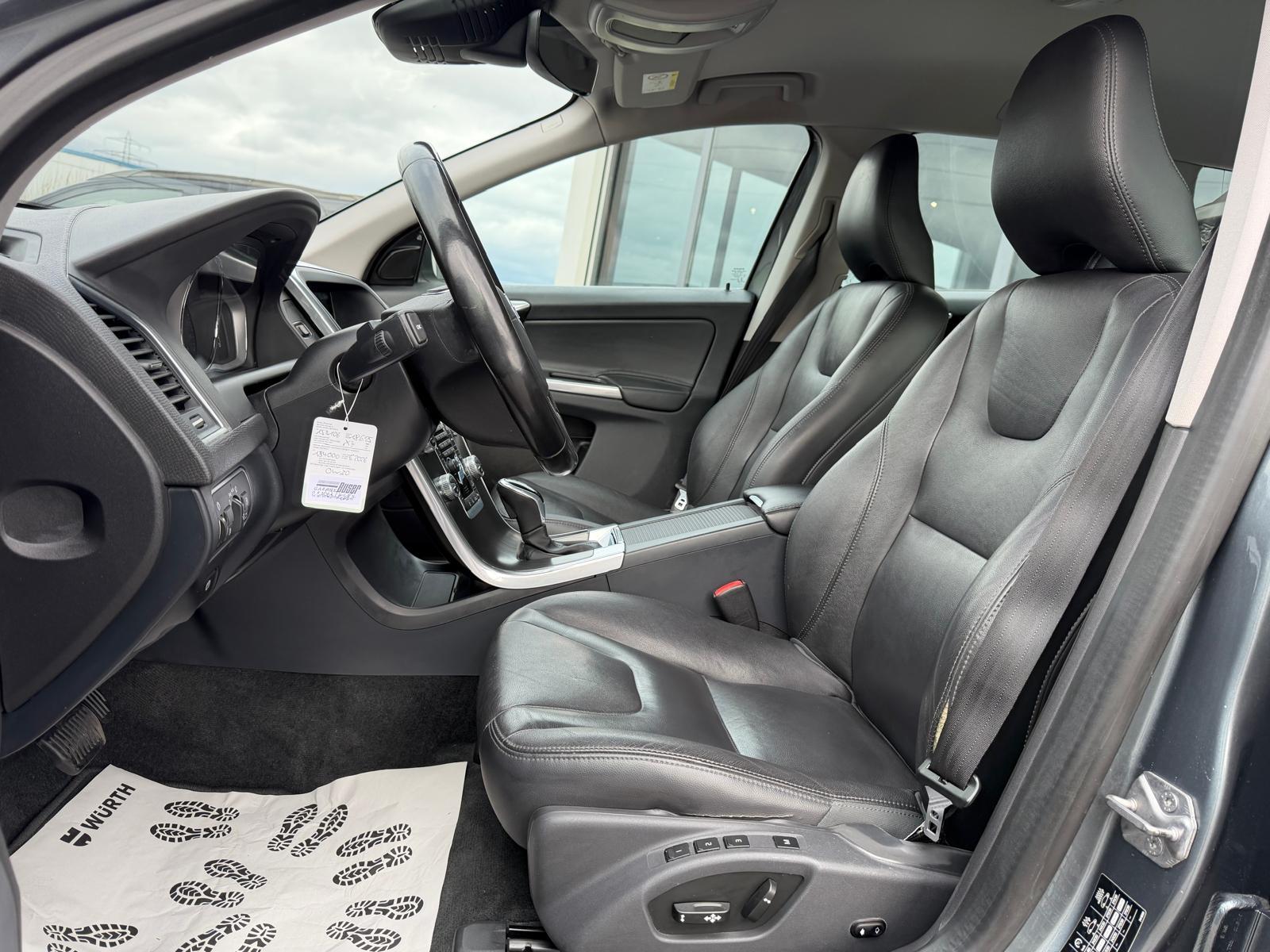 VOLVO XC60 2.4 D5 Summum AWD S/S-image-17
