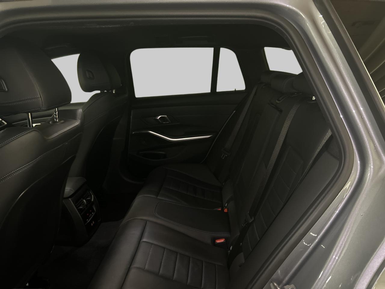 BMW 320d xDrive Touring M Sport-image-19