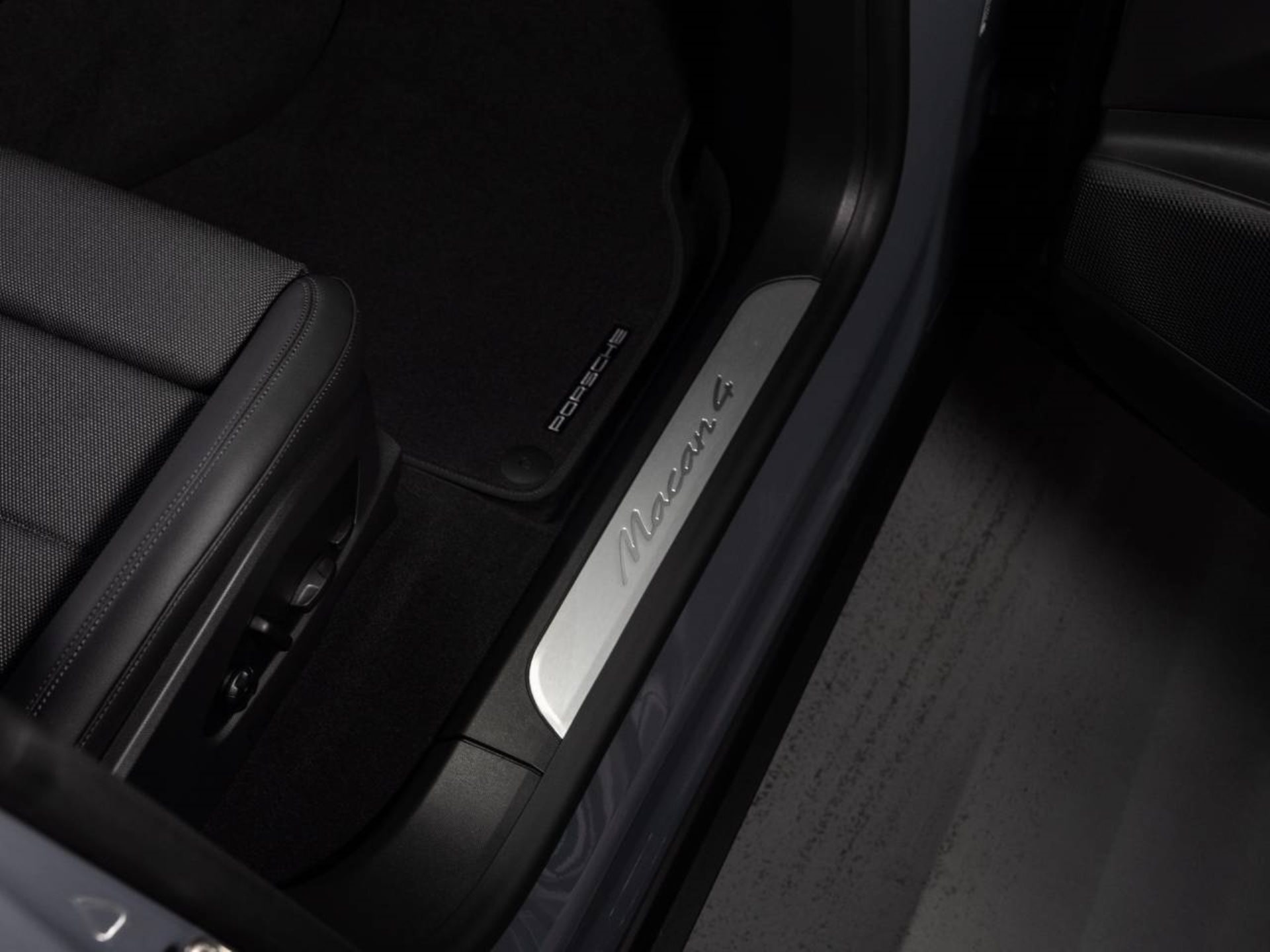 PORSCHE Macan 4-image-17